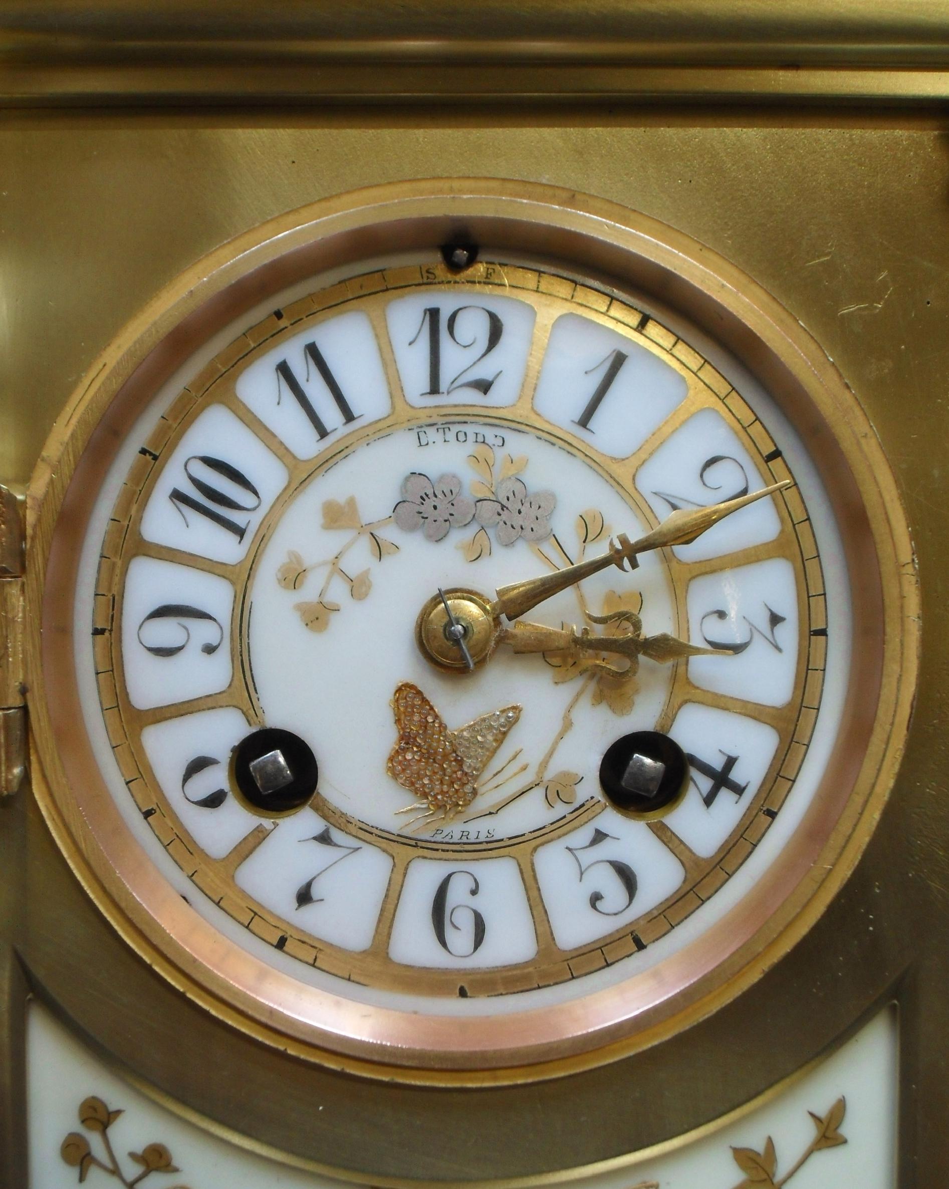 French Belle Époque Brass and Porcelain Mantel Clock In Good Condition In Macclesfield, GB