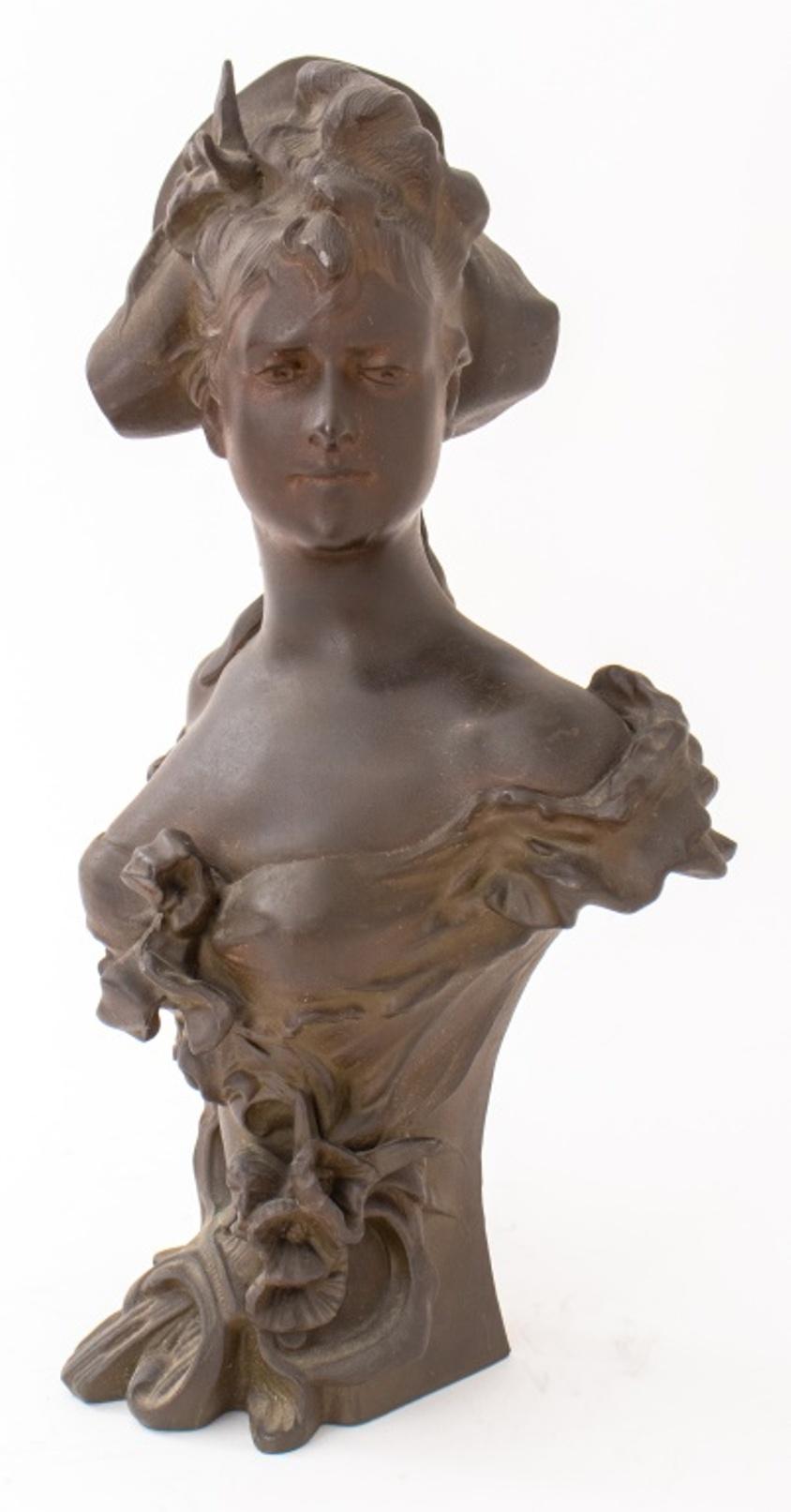 Busto in speltro bronzato French Belle Epoque di una bellezza con un cappello 