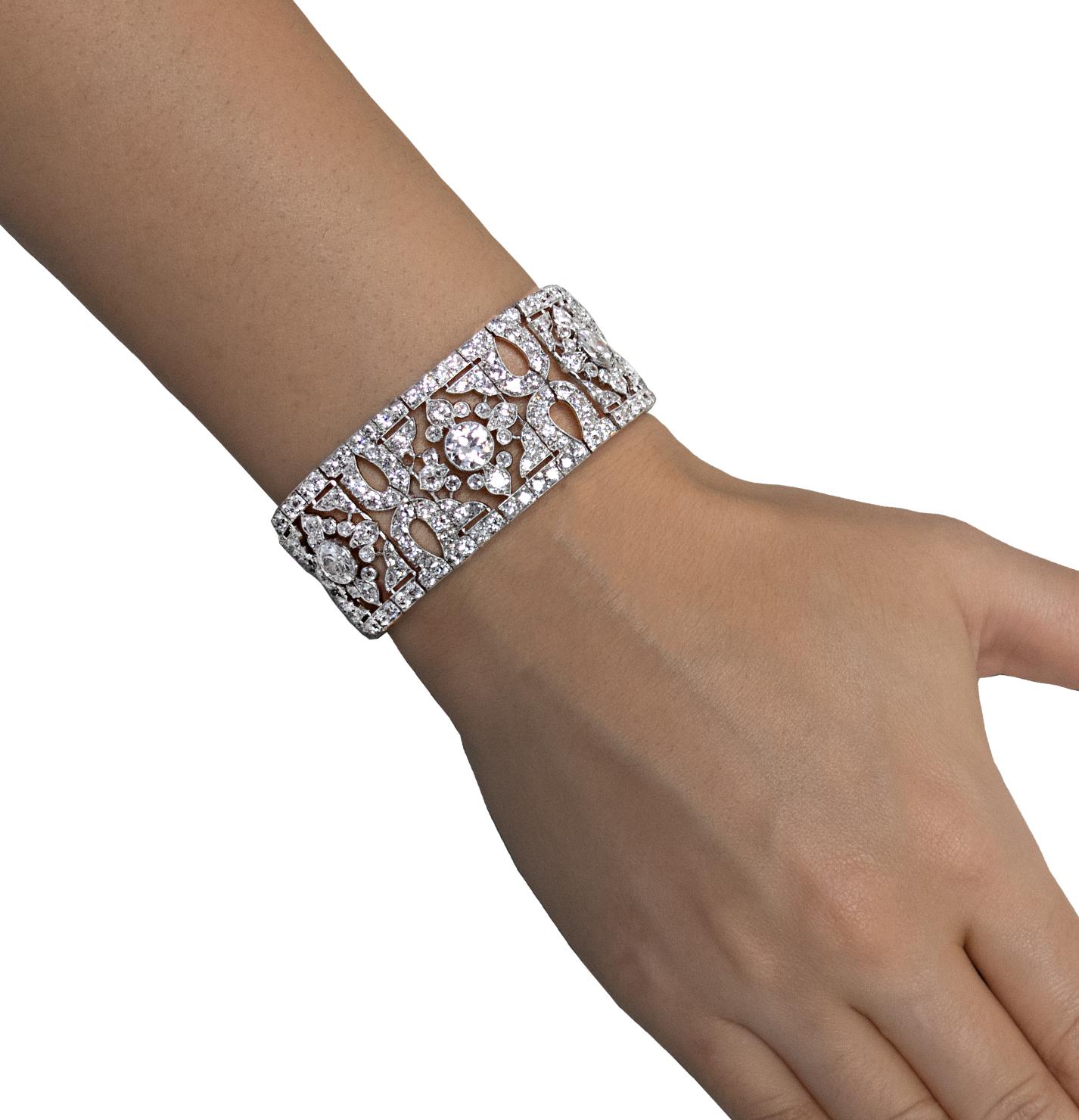 De la Maison Cartier, cet exquis bracelet en diamants Belle Epoque, Circa 1915, est réalisé en platine et présente 389 diamants taille Vieille Europe pesant environ 40,55 carats au total, de couleur G-H et de pureté VS-SI. Des maillons ouverts en