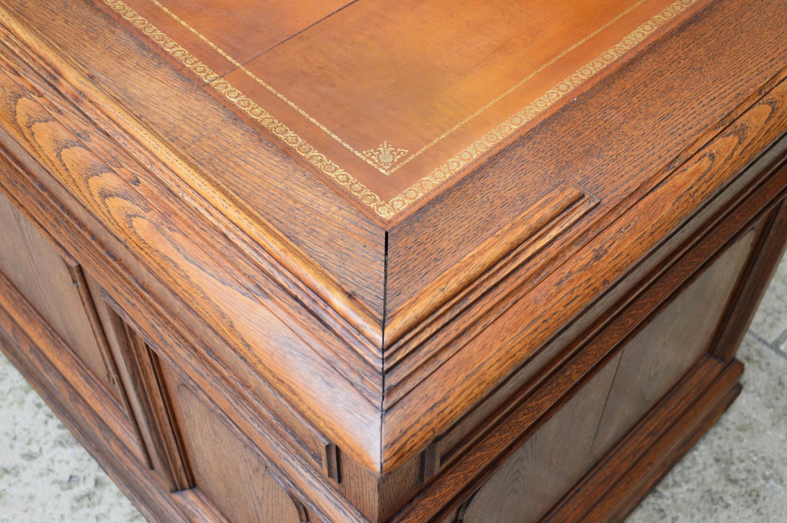 French Belle Époque Center Pedestal Knee Hole Desk in Oak, 1880s 13