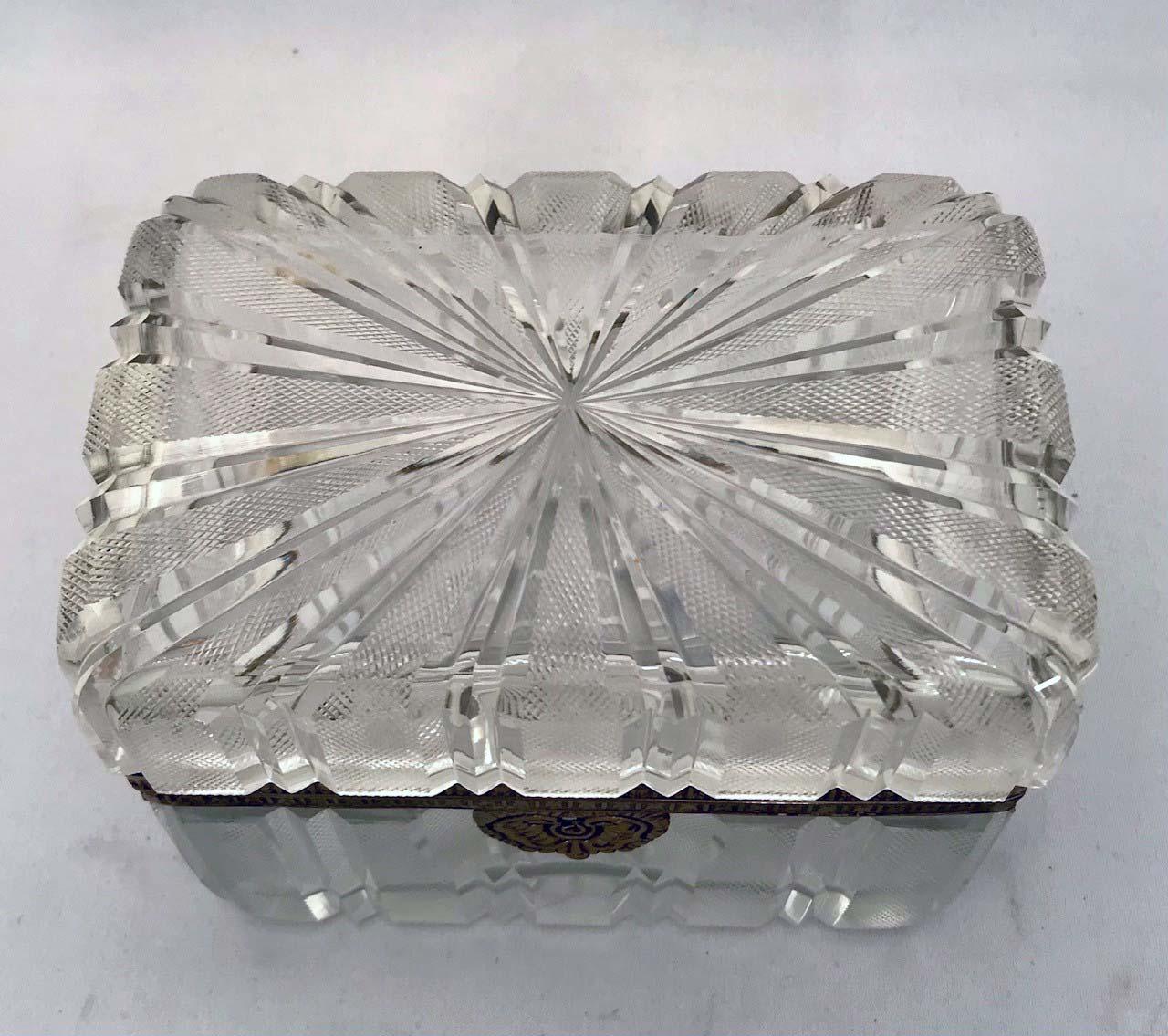 Französisch  Kristall aus der Belle Epoque  Casket, mit Bronzebeschlägen im Zustand „Gut“ im Angebot in Montreal, QC