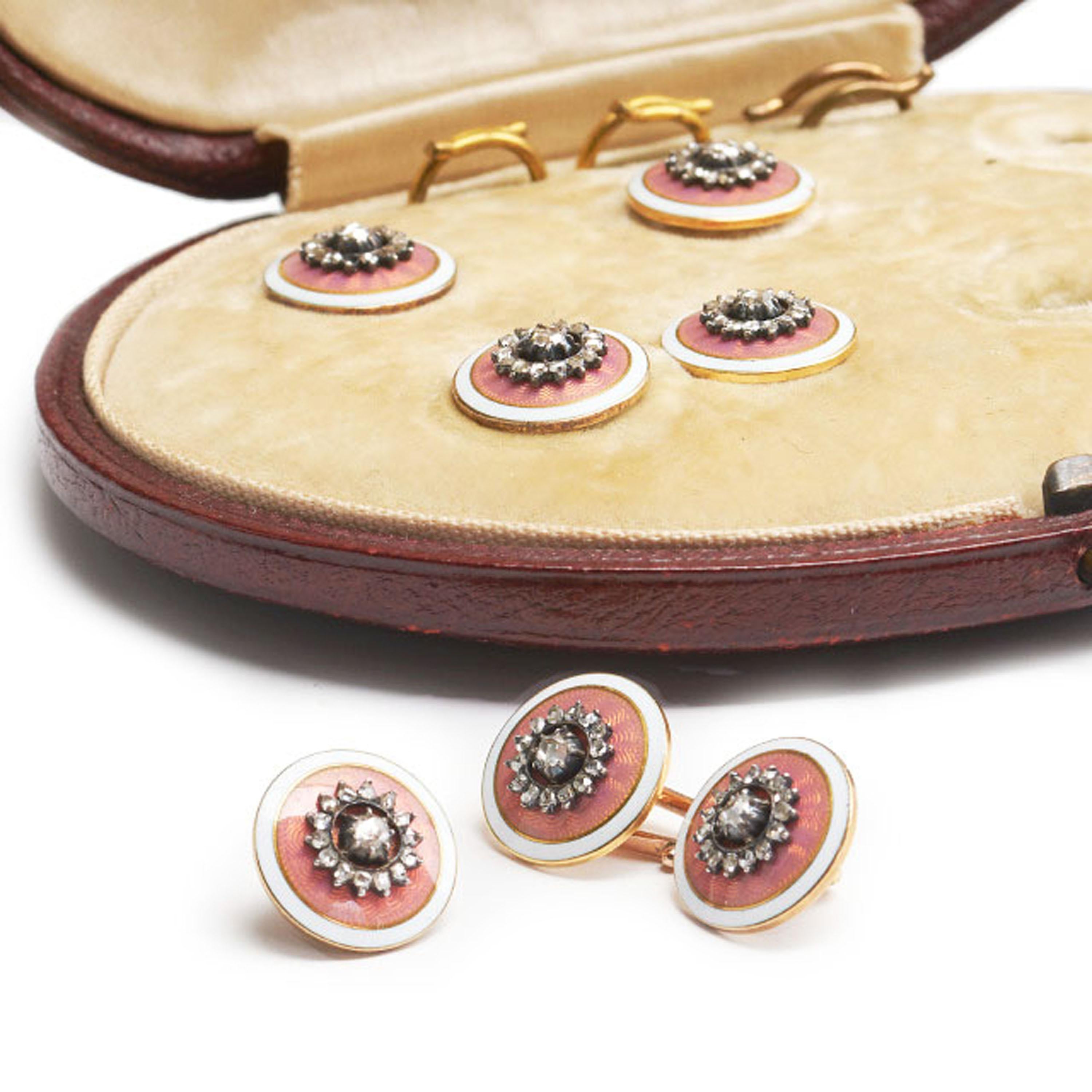 Set da abito in argento e oro con diamanti e smalto della Belle Époque francese, composto da un paio di gemelli e tre bottoni, ciascuno con un diamante taglio rosa, in un'incastonatura a taglio, circondato da un gruppo di diamanti taglio rosa, in