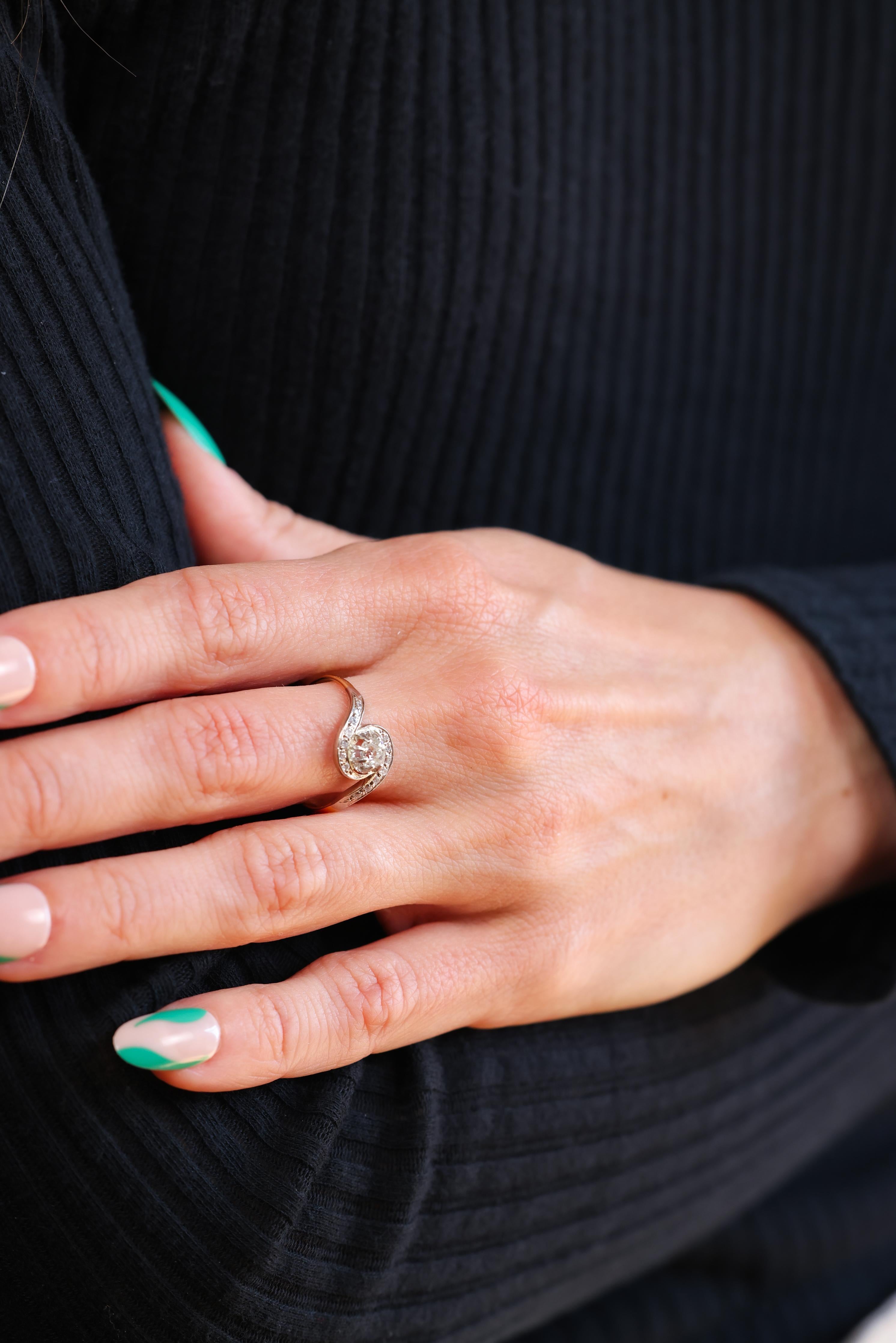 Mittelstein: Diamant
Schnitt: Alte Mine
Gewicht: ca. 0,30 Karat 
Farbe: J-K 
Klarheit: I1
Akzentstein: 14 Diamanten
Schnitt: Einfach
Gewicht: ca. 0,15 Karat 
Farbe: G-H 
Klarheit: I1
Metall: 18k Gelb- und Weißgold
Epoche: Belle Epoque
CIRCA: 1890er
