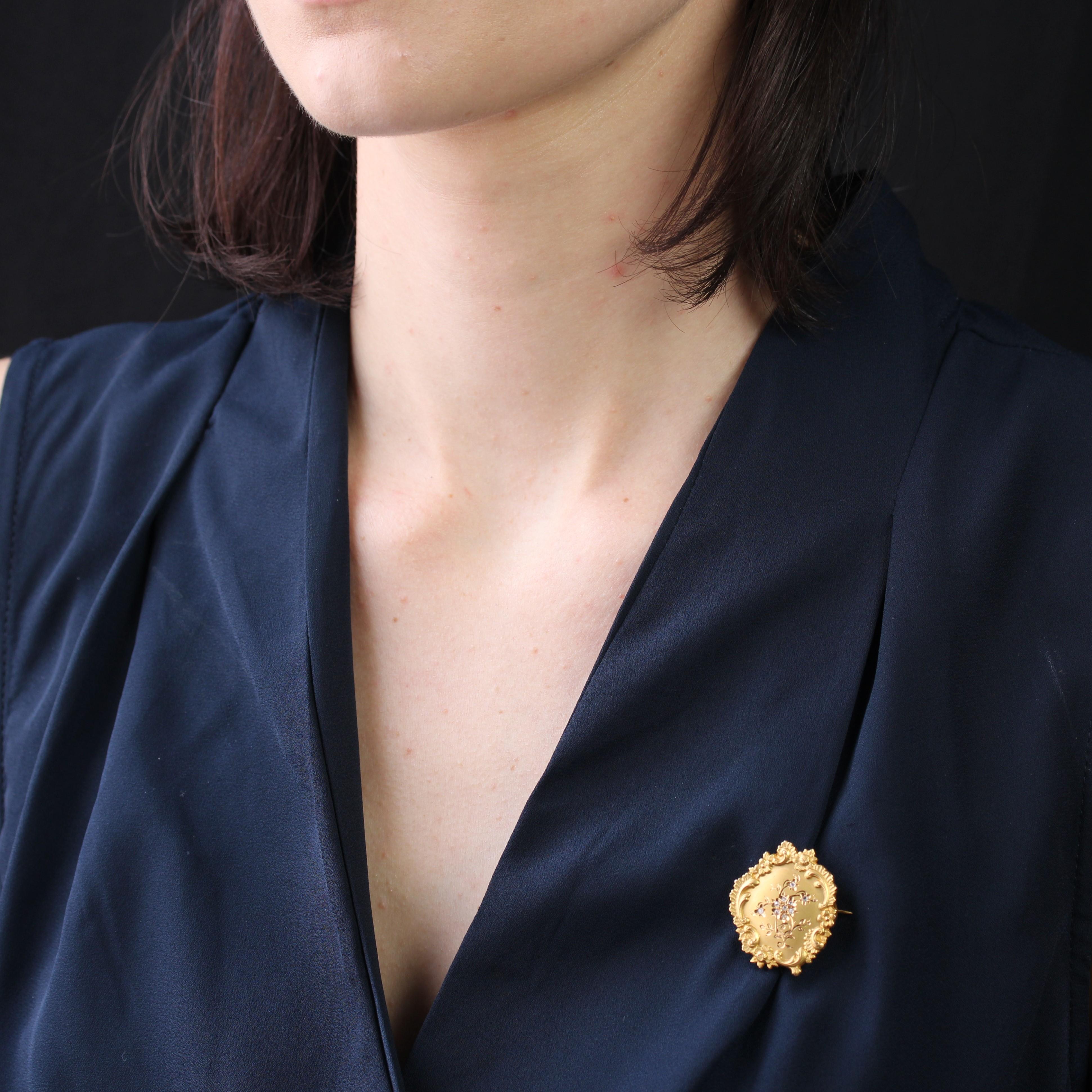 Brooch in 18 karat yellow gold, eagle head hallmark.
Characteristic of its time, this feminine antique brooch is engraved in the center with a floral design punctuated by small rose-cut diamonds. The frame features arabesques, flowers and acanthus