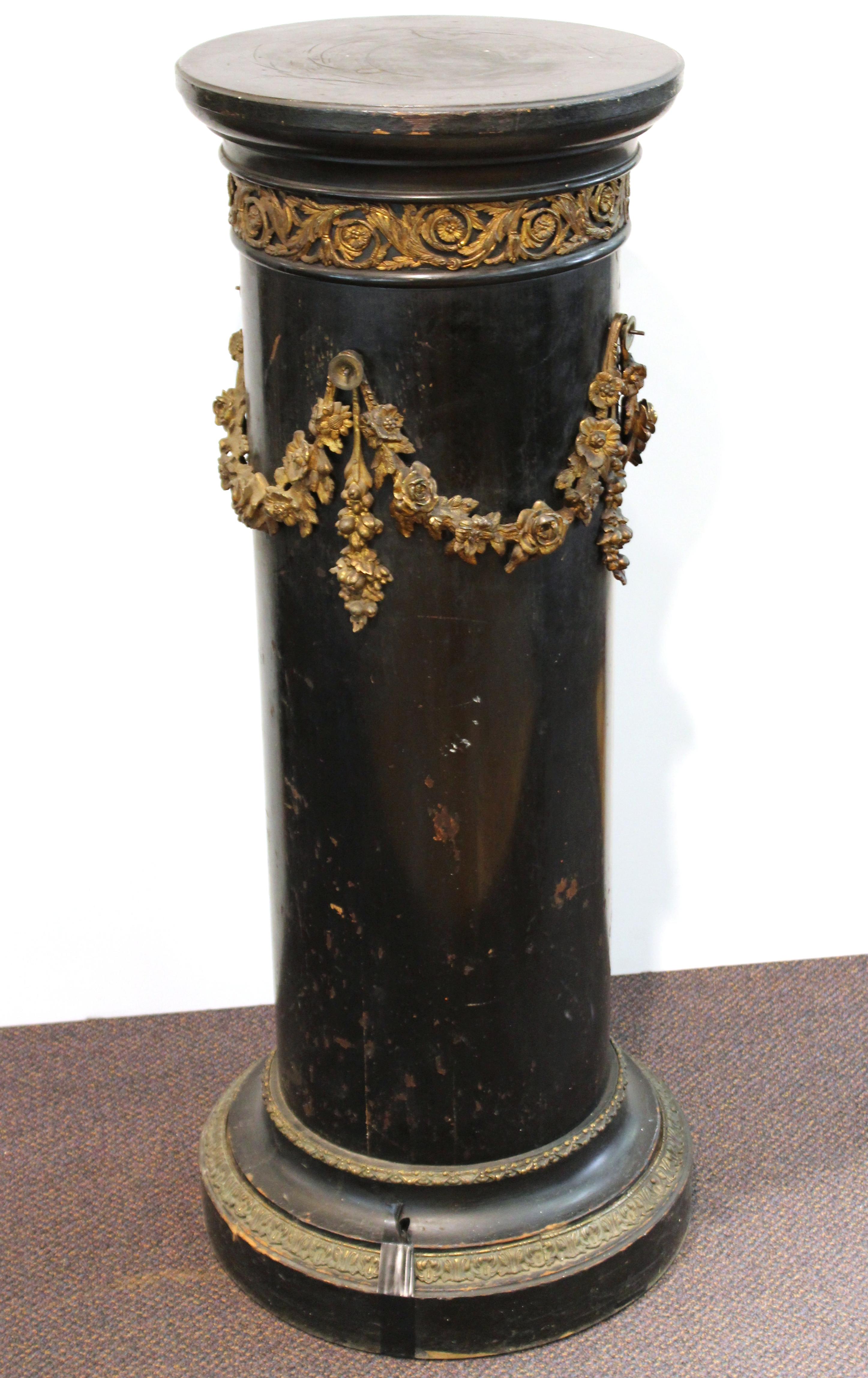 French Belle Époque Ebonized Wood Column Pedestal with Ormolu Detailing In Good Condition In New York, NY
