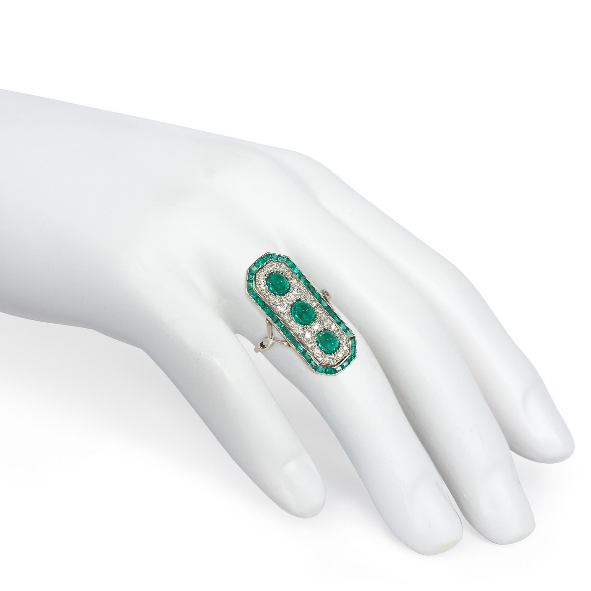 French Belle Epoque Emerald, Diamond, and Platinum Rectangular Plaque Ring In Good Condition For Sale In New York, NY
