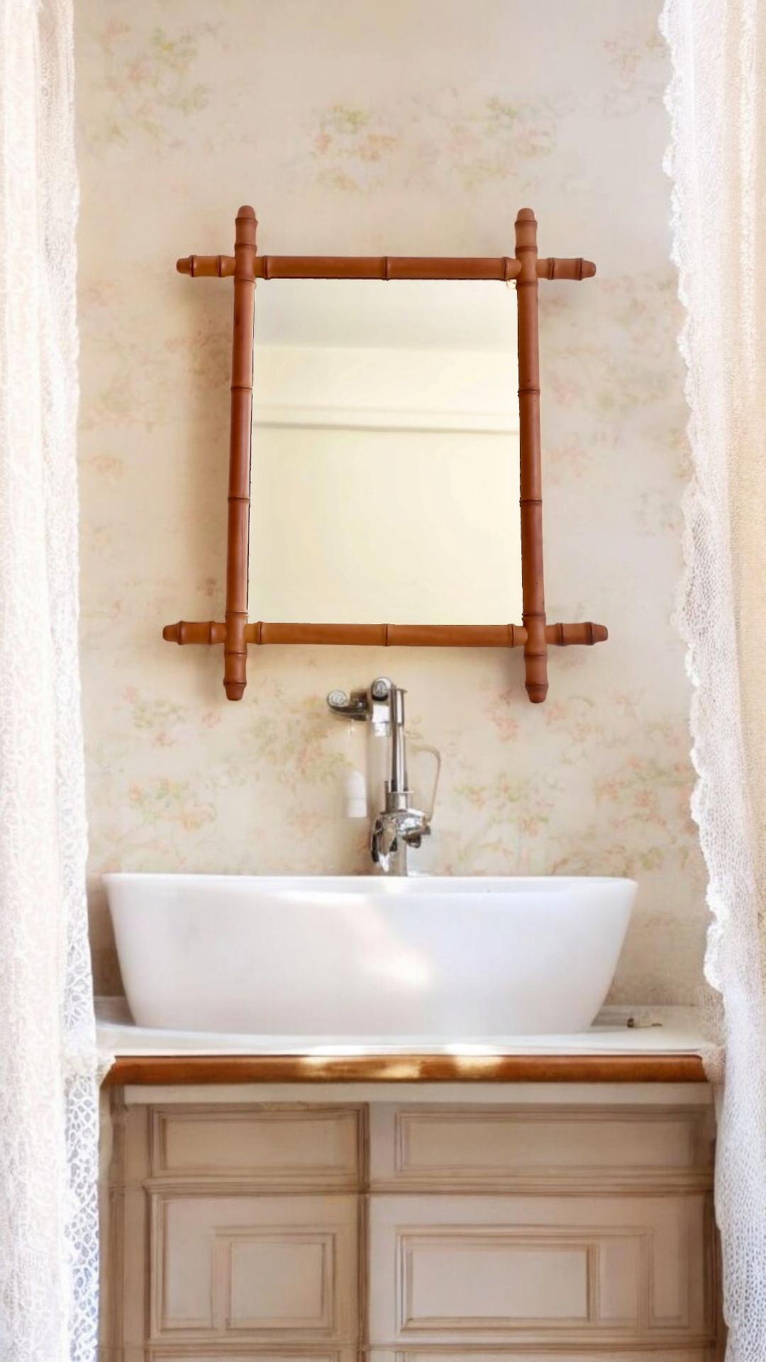 Miroir en faux bambou, France, vers 1900

Un miroir raffiné dans le style Chinoiserie, avec un cadre en bois dur dont la forme rappelle celle du bambou. Français, début du 20e siècle. Conserve sa plaque de miroir, sa Corde de suspension et son