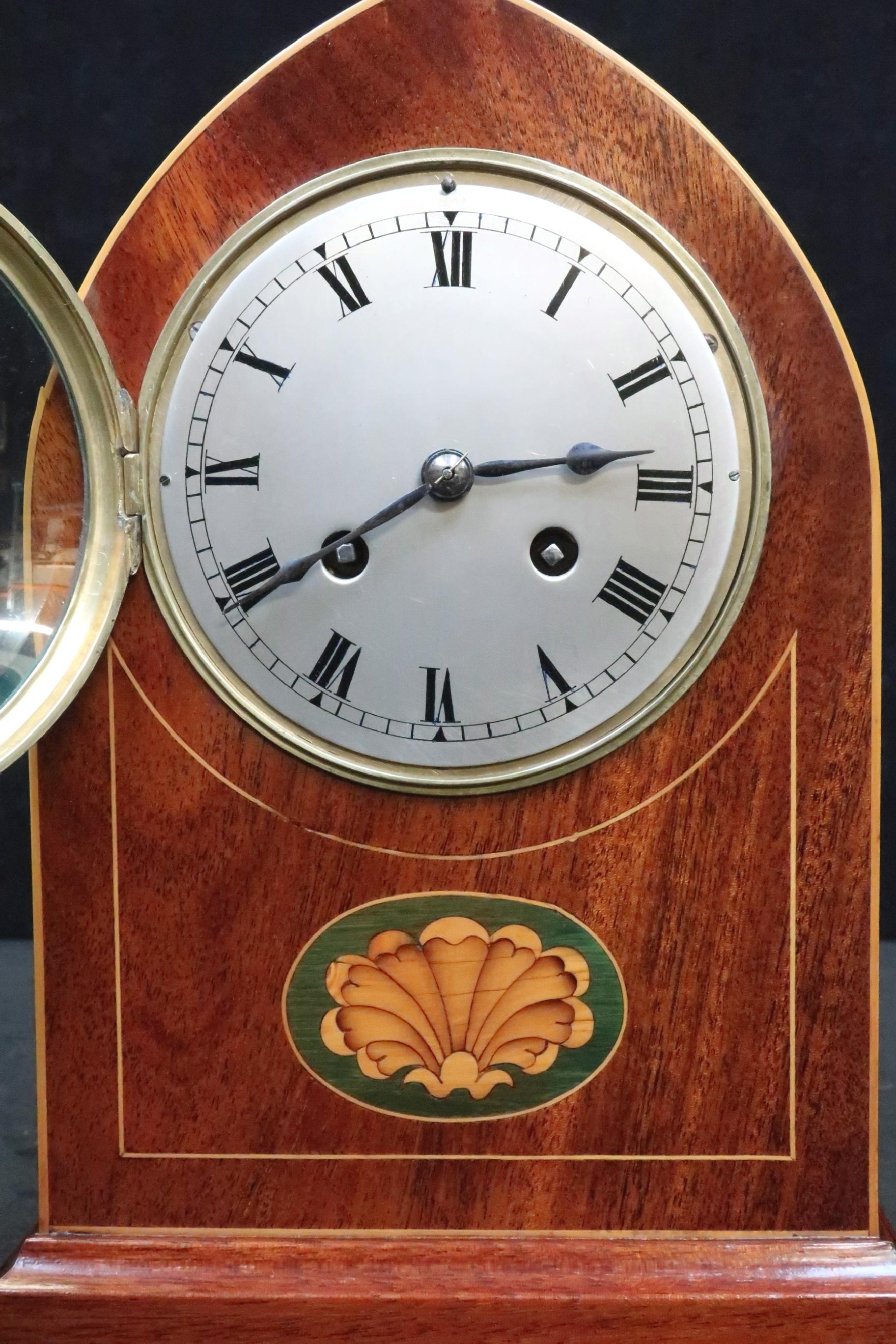 French Belle Époque Figured Mahogany Mantel Clock with Inlay In Good Condition For Sale In Macclesfield, GB