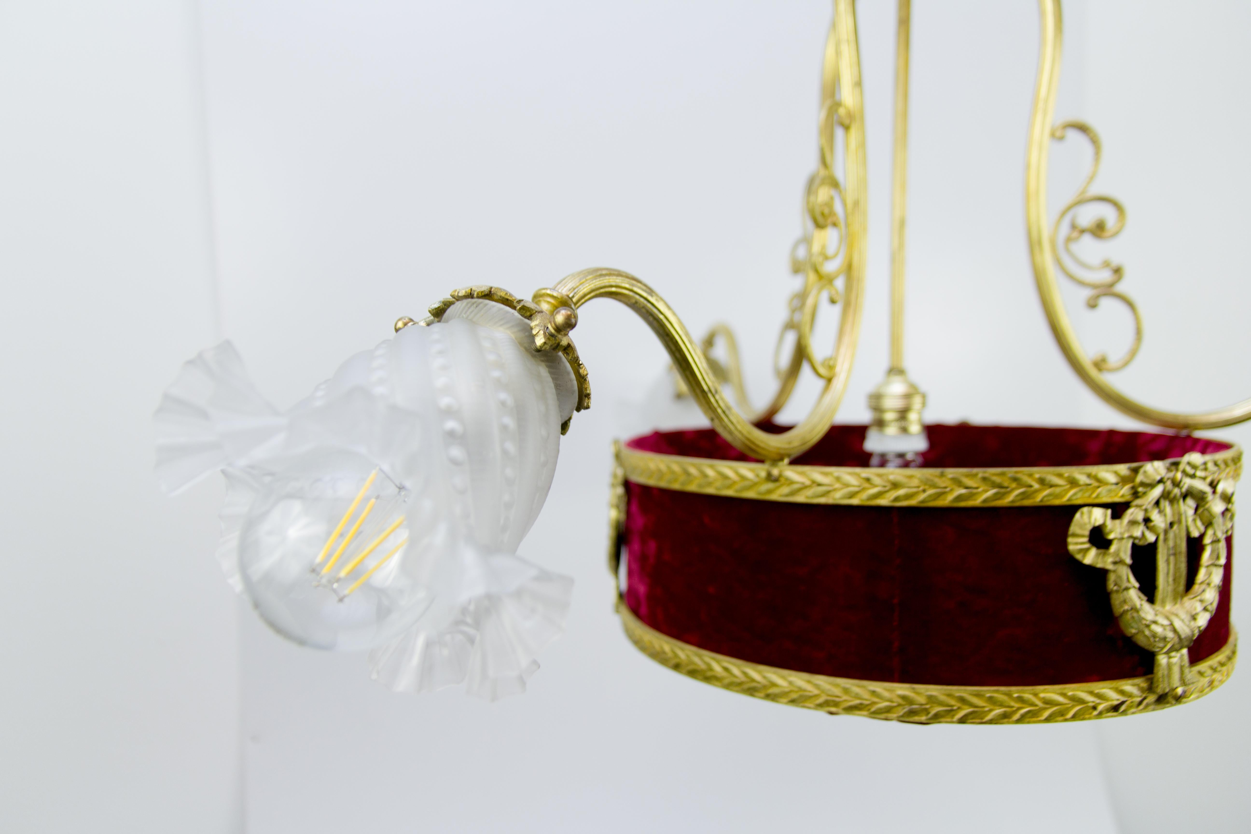 Französischer Belle Époque-Kronleuchter mit vier Lichtern aus rotem Stoff, Bronze und mattiertem Glas im Zustand „Gut“ im Angebot in Barntrup, DE