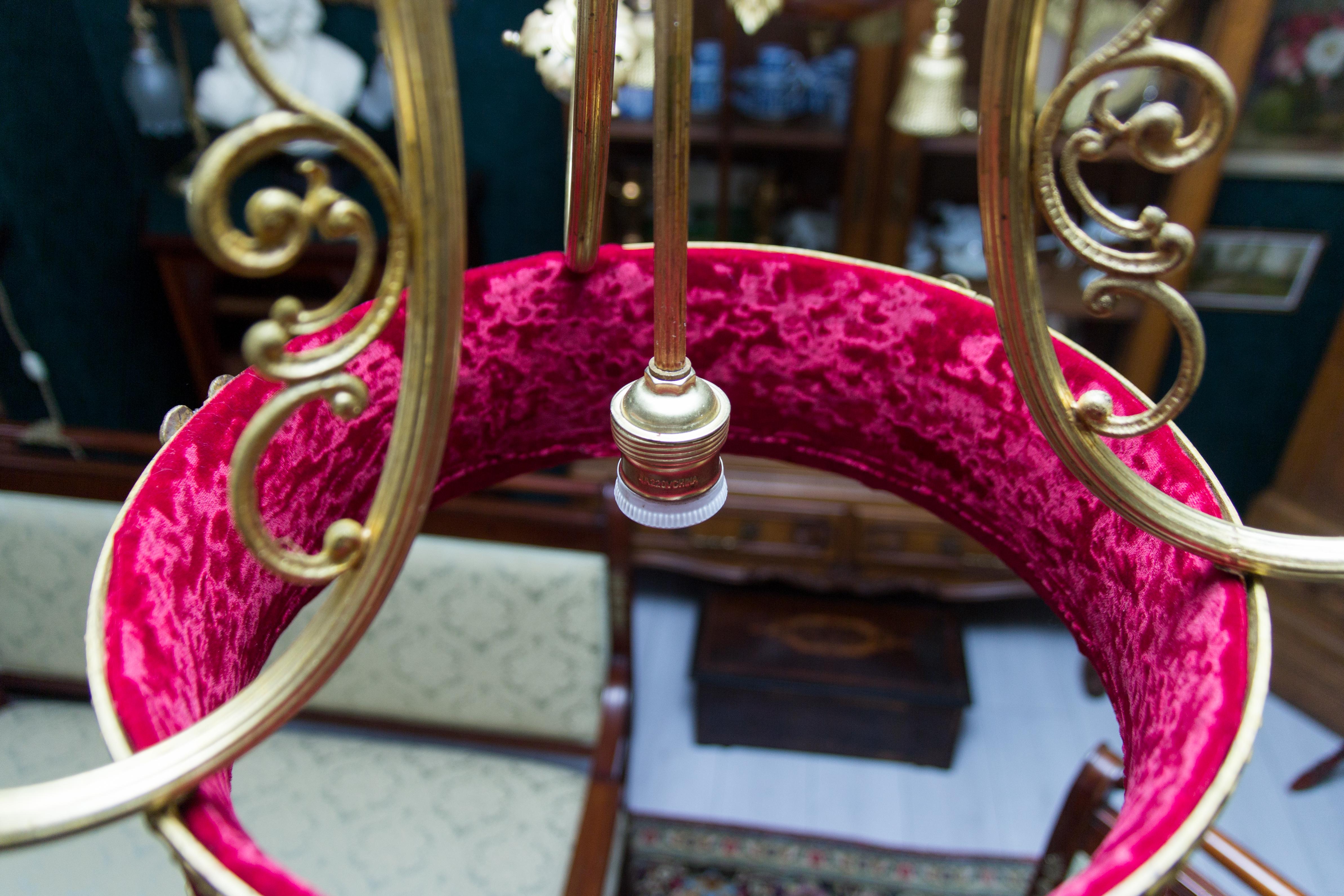 Französischer Belle Époque-Kronleuchter mit vier Lichtern aus rotem Stoff, Bronze und mattiertem Glas im Angebot 8