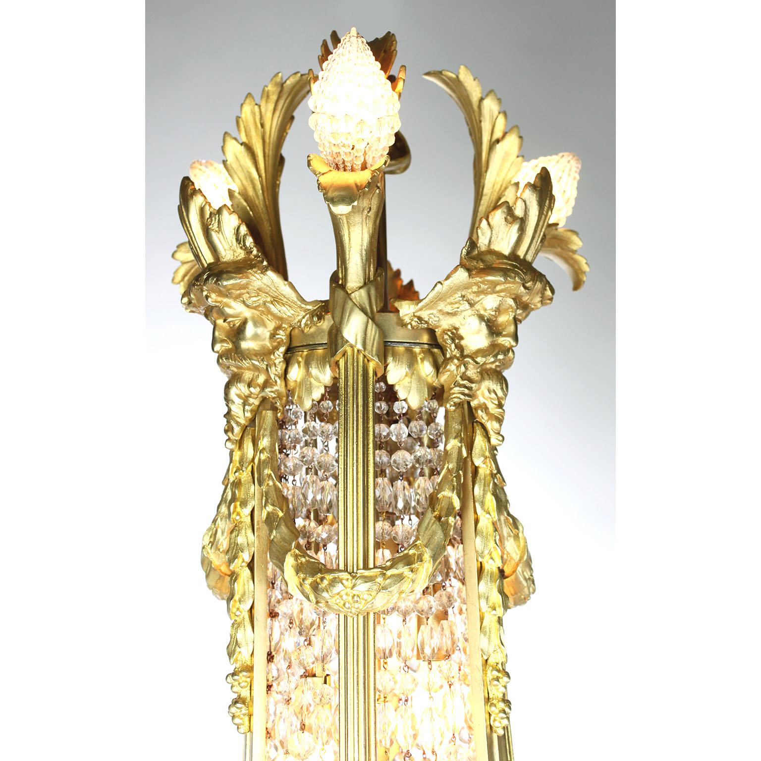 Französischer Belle-Époque-Kronleuchter aus vergoldeter Bronze und geschliffenem Glas mit figuralem Cherub & Putto im Angebot 3