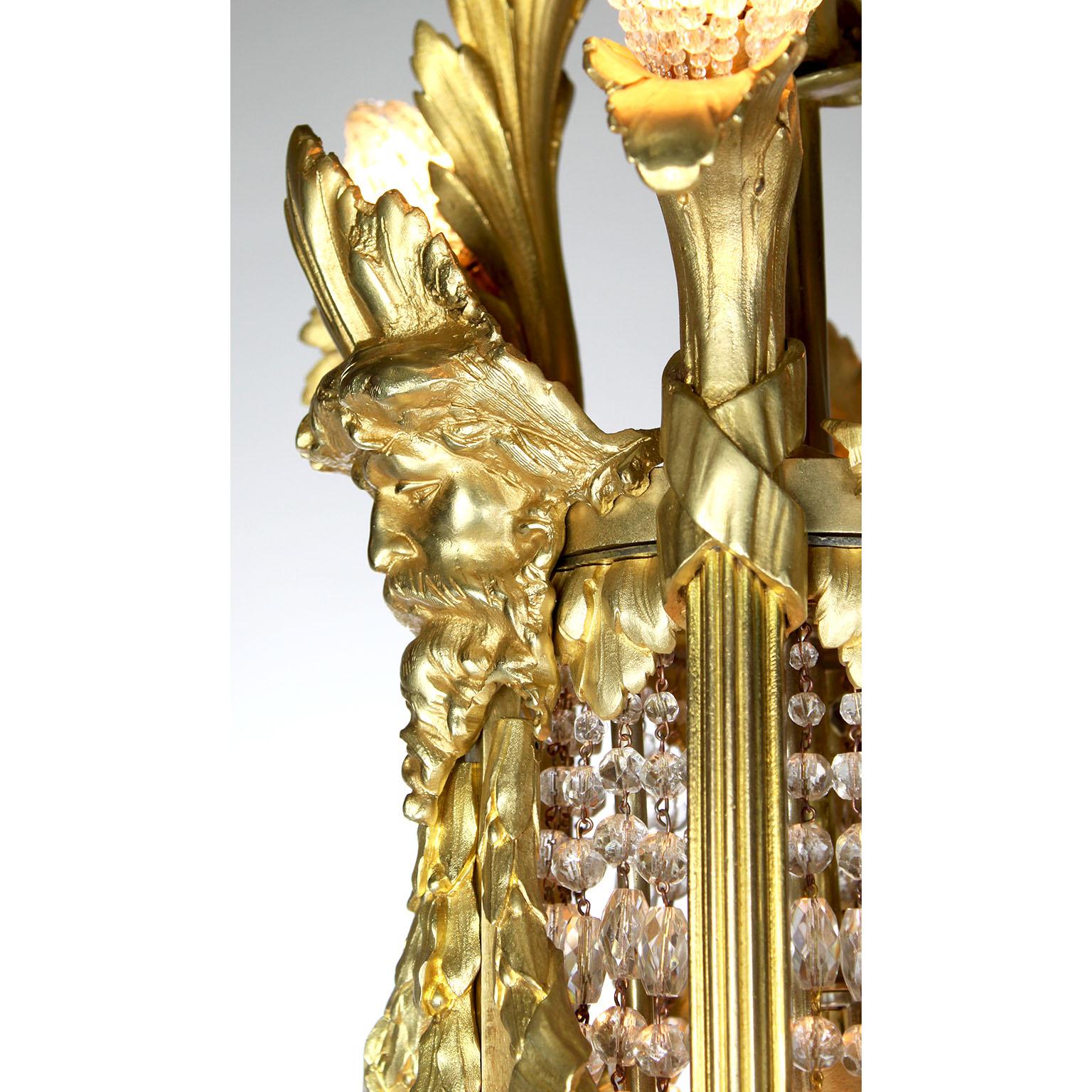 Französischer Belle-Époque-Kronleuchter aus vergoldeter Bronze und geschliffenem Glas mit figuralem Cherub & Putto im Angebot 4