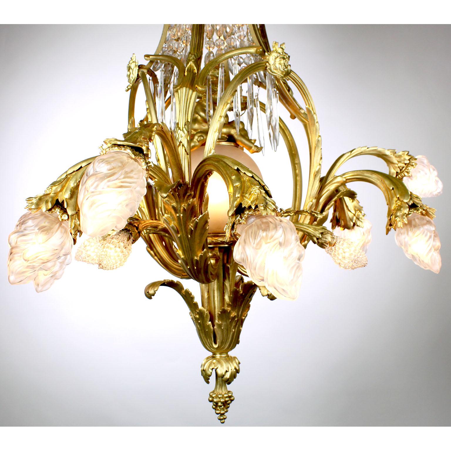 Französischer Belle-Époque-Kronleuchter aus vergoldeter Bronze und geschliffenem Glas mit figuralem Cherub & Putto im Angebot 5