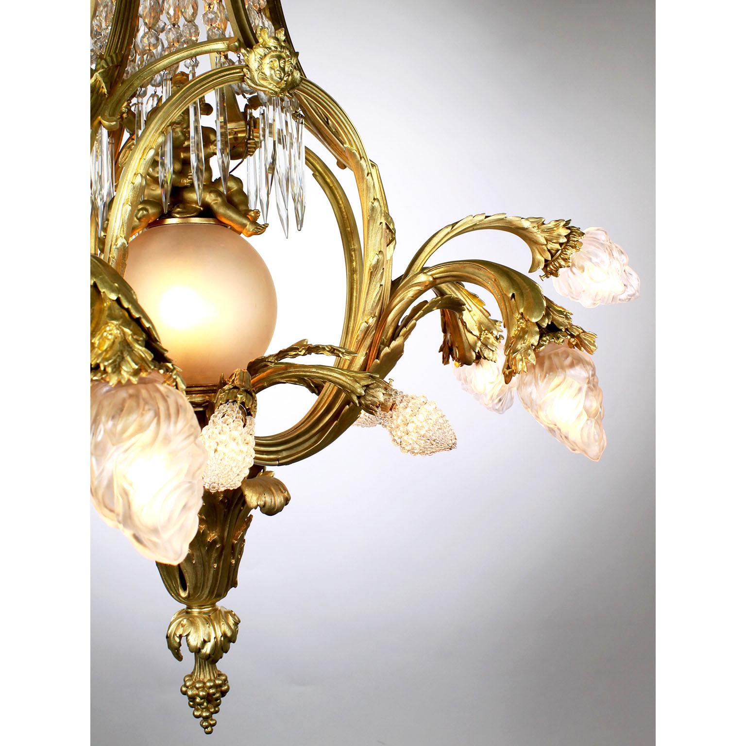 Französischer Belle-Époque-Kronleuchter aus vergoldeter Bronze und geschliffenem Glas mit figuralem Cherub & Putto im Angebot 6