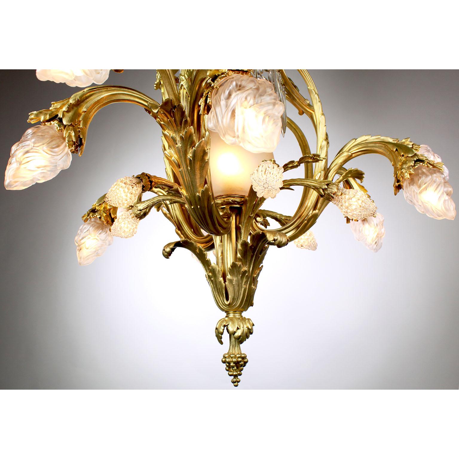 Französischer Belle-Époque-Kronleuchter aus vergoldeter Bronze und geschliffenem Glas mit figuralem Cherub & Putto im Angebot 7