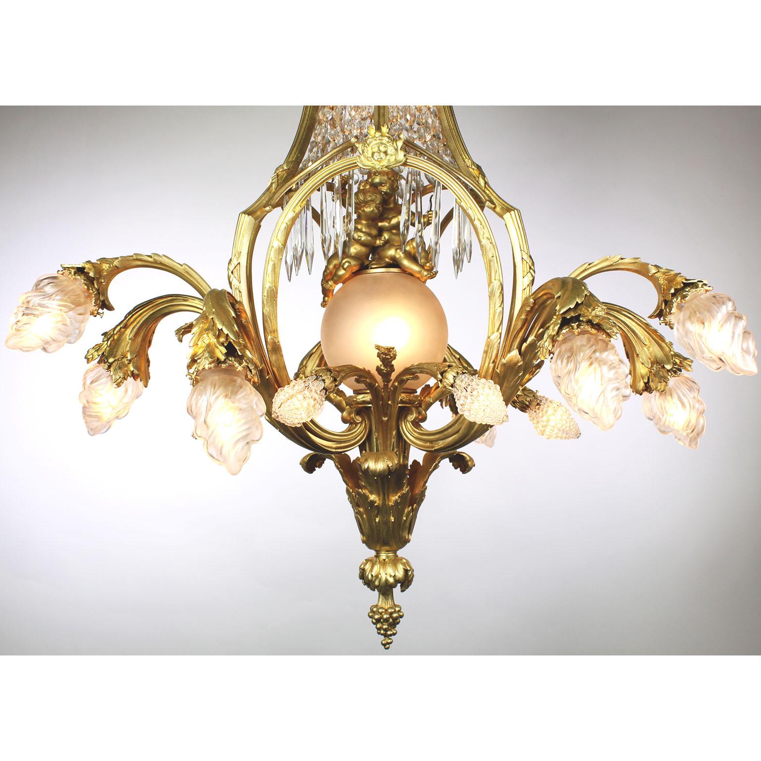 Französischer Belle-Époque-Kronleuchter aus vergoldeter Bronze und geschliffenem Glas mit figuralem Cherub & Putto im Angebot 8