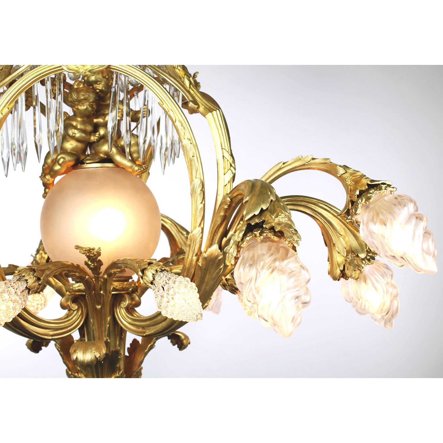 Französischer Belle-Époque-Kronleuchter aus vergoldeter Bronze und geschliffenem Glas mit figuralem Cherub & Putto im Angebot 9