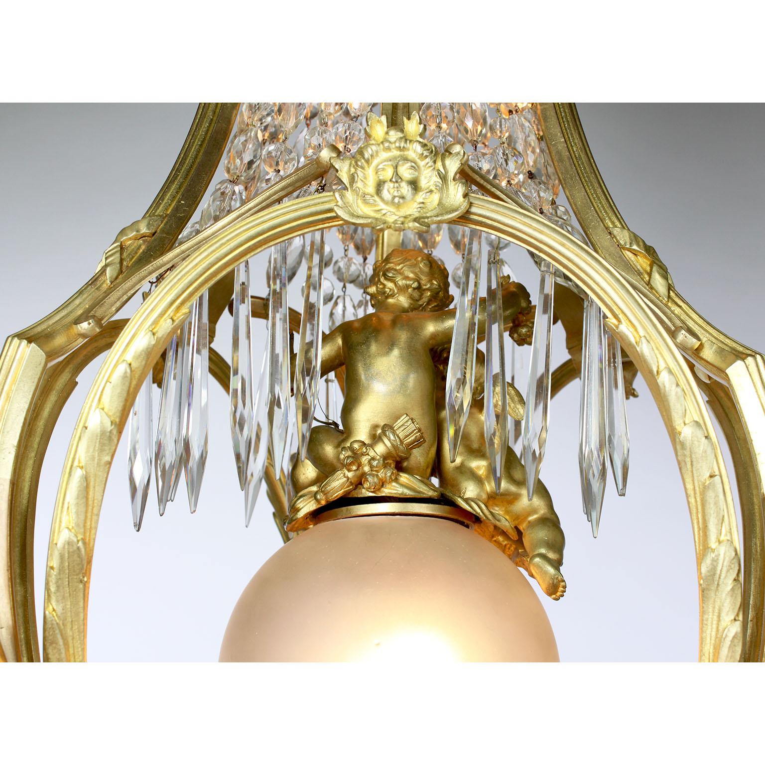 Französischer Belle-Époque-Kronleuchter aus vergoldeter Bronze und geschliffenem Glas mit figuralem Cherub & Putto im Angebot 10