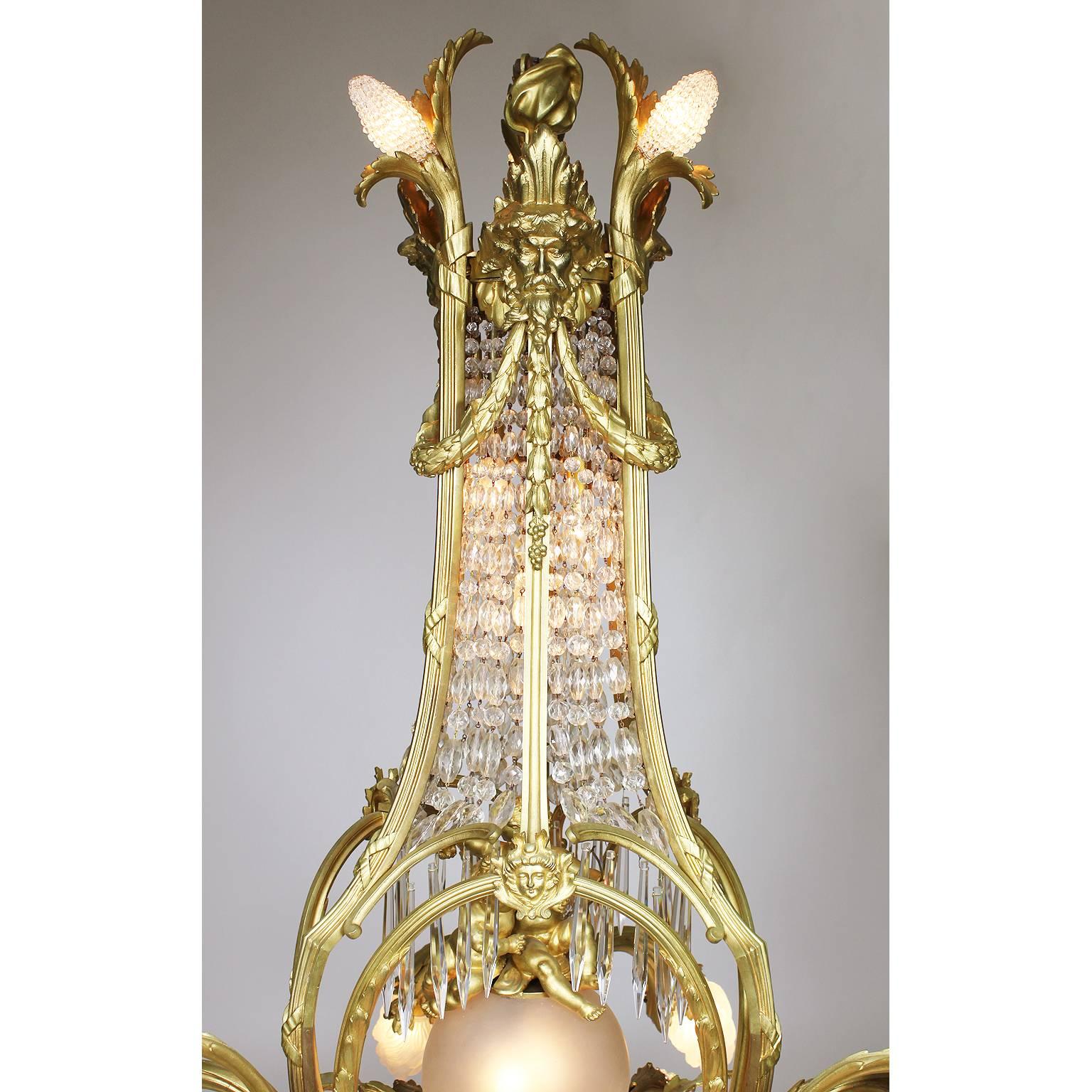 Französischer Belle-Époque-Kronleuchter aus vergoldeter Bronze und geschliffenem Glas mit figuralem Cherub & Putto (Vergoldet) im Angebot