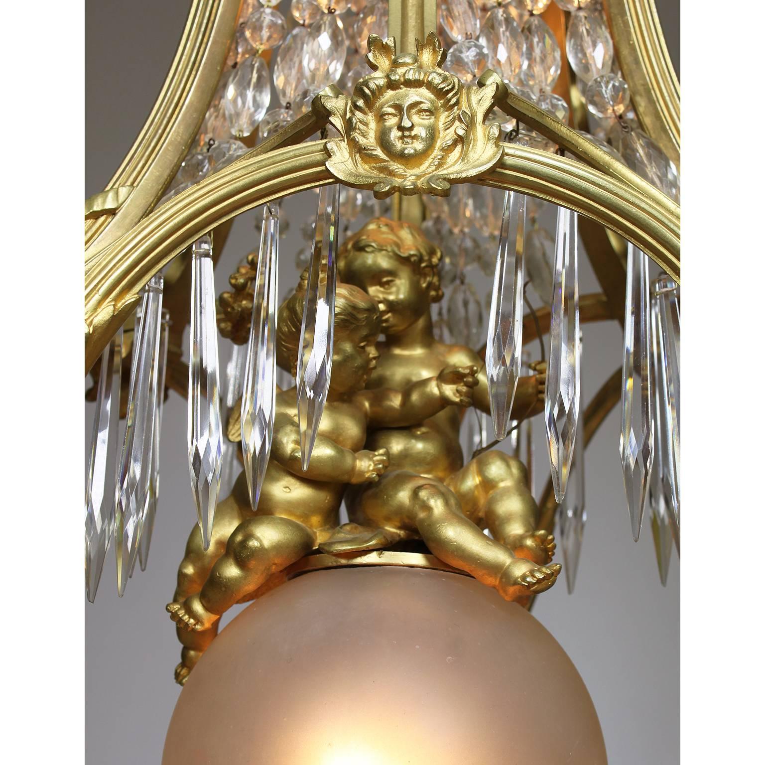 Französischer Belle-Époque-Kronleuchter aus vergoldeter Bronze und geschliffenem Glas mit figuralem Cherub & Putto (Geblasenes Glas) im Angebot