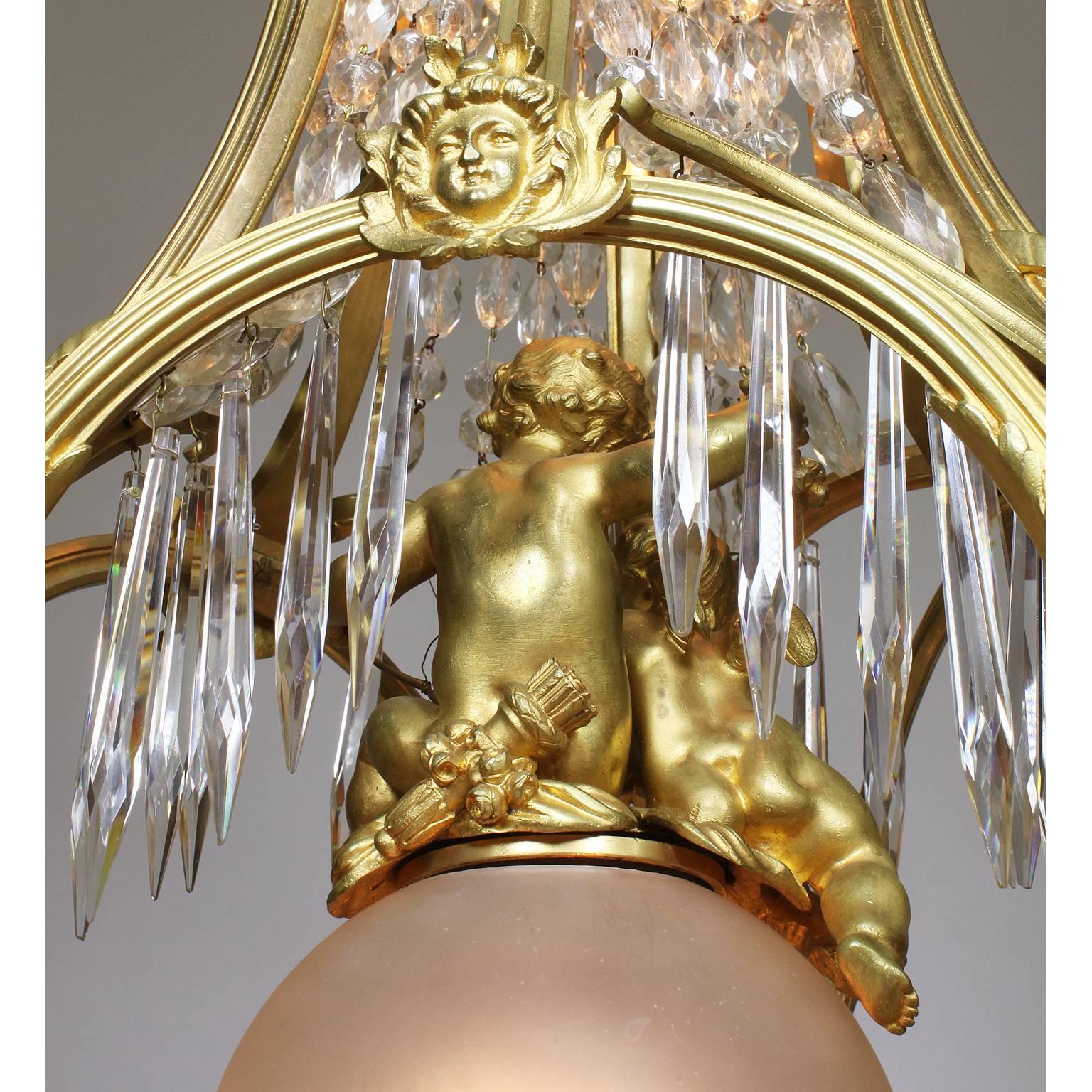 Französischer Belle-Époque-Kronleuchter aus vergoldeter Bronze und geschliffenem Glas mit figuralem Cherub & Putto im Angebot 2