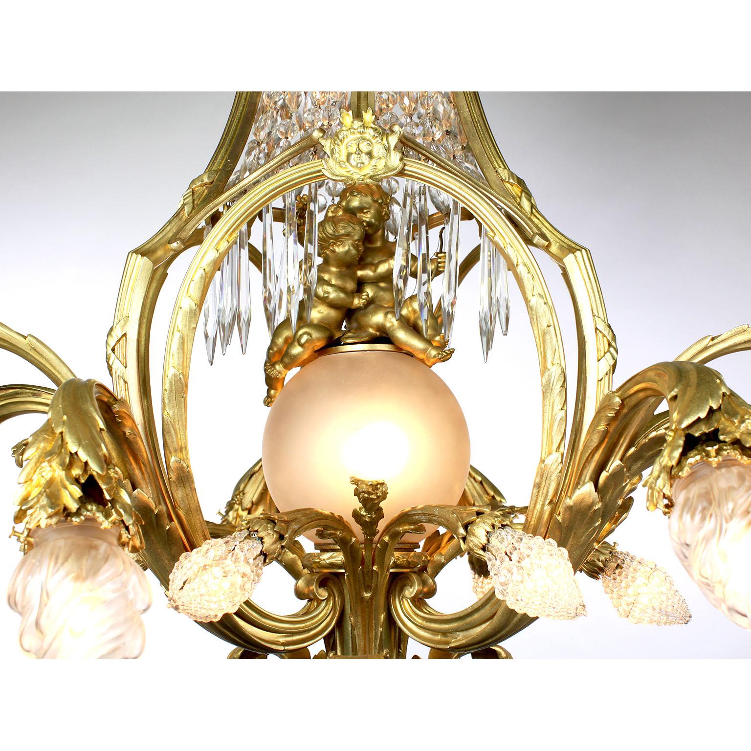 Französischer Belle-Époque-Kronleuchter aus vergoldeter Bronze und geschliffenem Glas mit figuralem Cherub & Putto (Frühes 20. Jahrhundert) im Angebot