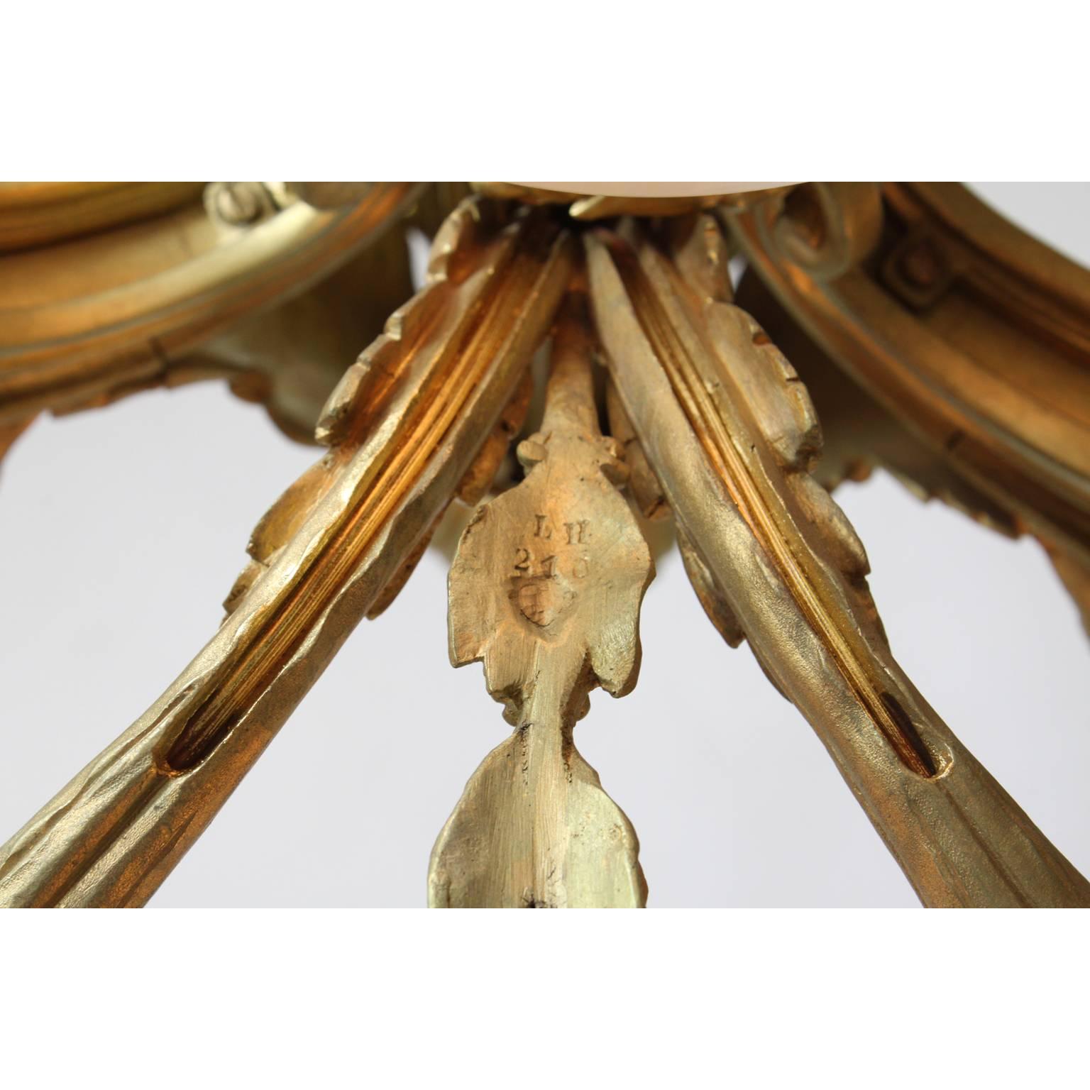 Französischer Belle-Époque-Kronleuchter aus vergoldeter Bronze und geschliffenem Glas mit figuralem Cherub & Putto im Angebot 11