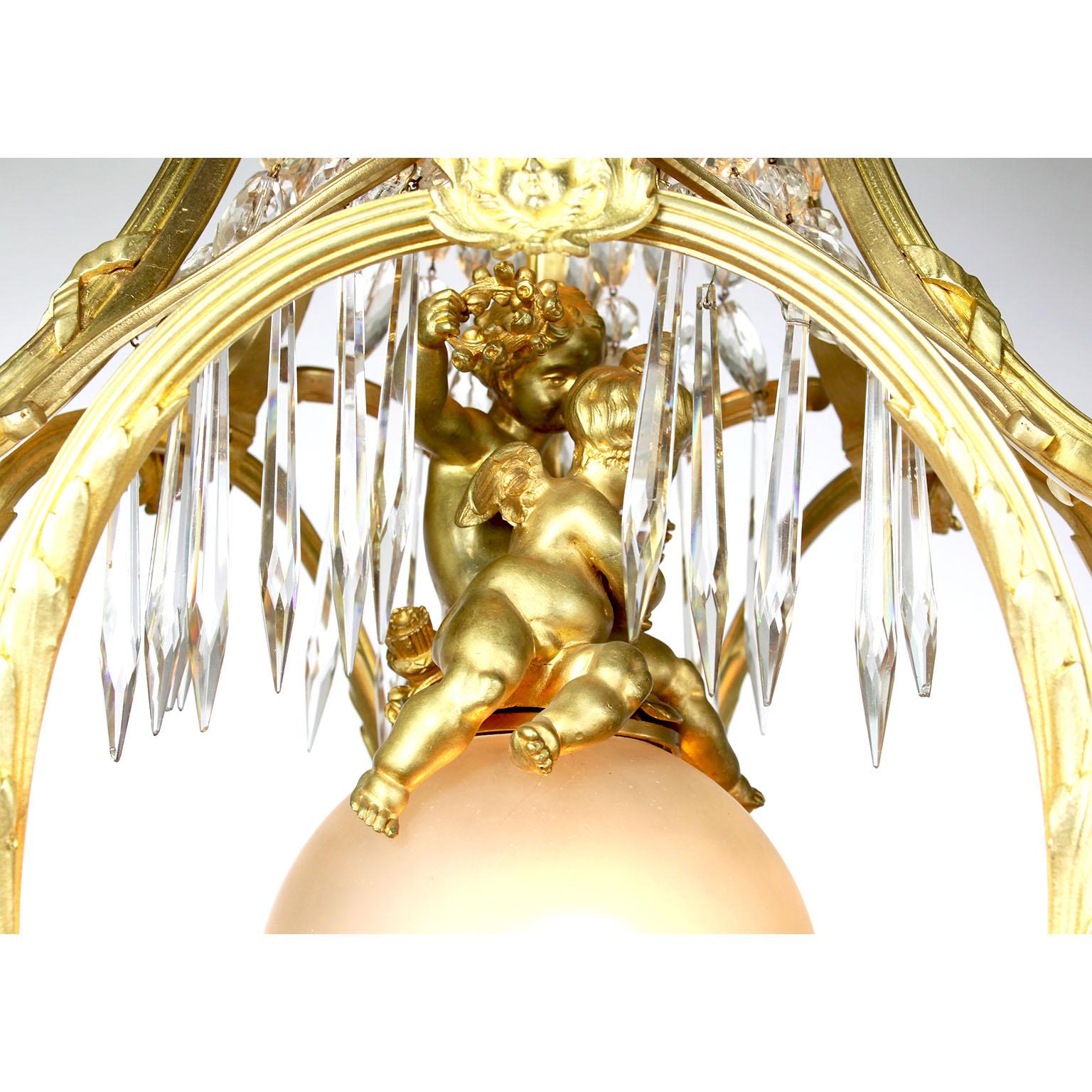 Französischer Belle-Époque-Kronleuchter aus vergoldeter Bronze und geschliffenem Glas mit figuralem Cherub & Putto im Angebot 1