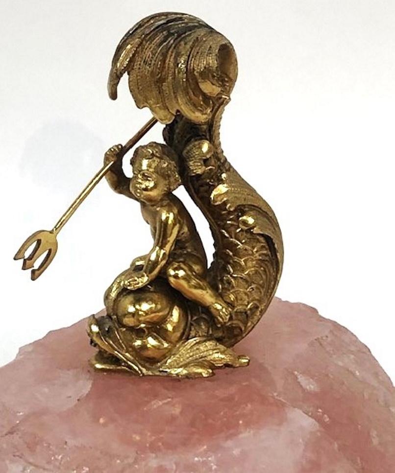 Français Français Belle Époque
Presse-papier sculptural
Argent doré et quartz rose 
ca. 1880s

DIMENSIONS
Hauteur : 3-5/8 pouces                           
Largeur : 3-3/4 pouces                           
Profondeur : 2-3/4 pouces

À PROPOS