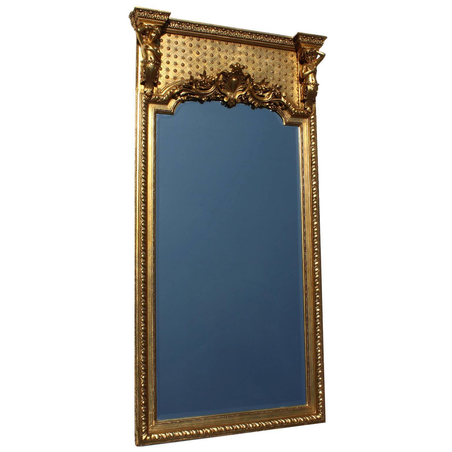 Miroir Trumeau figuratif français de la Belle Époque en bois doré et gesso sculpté avec putti en vente