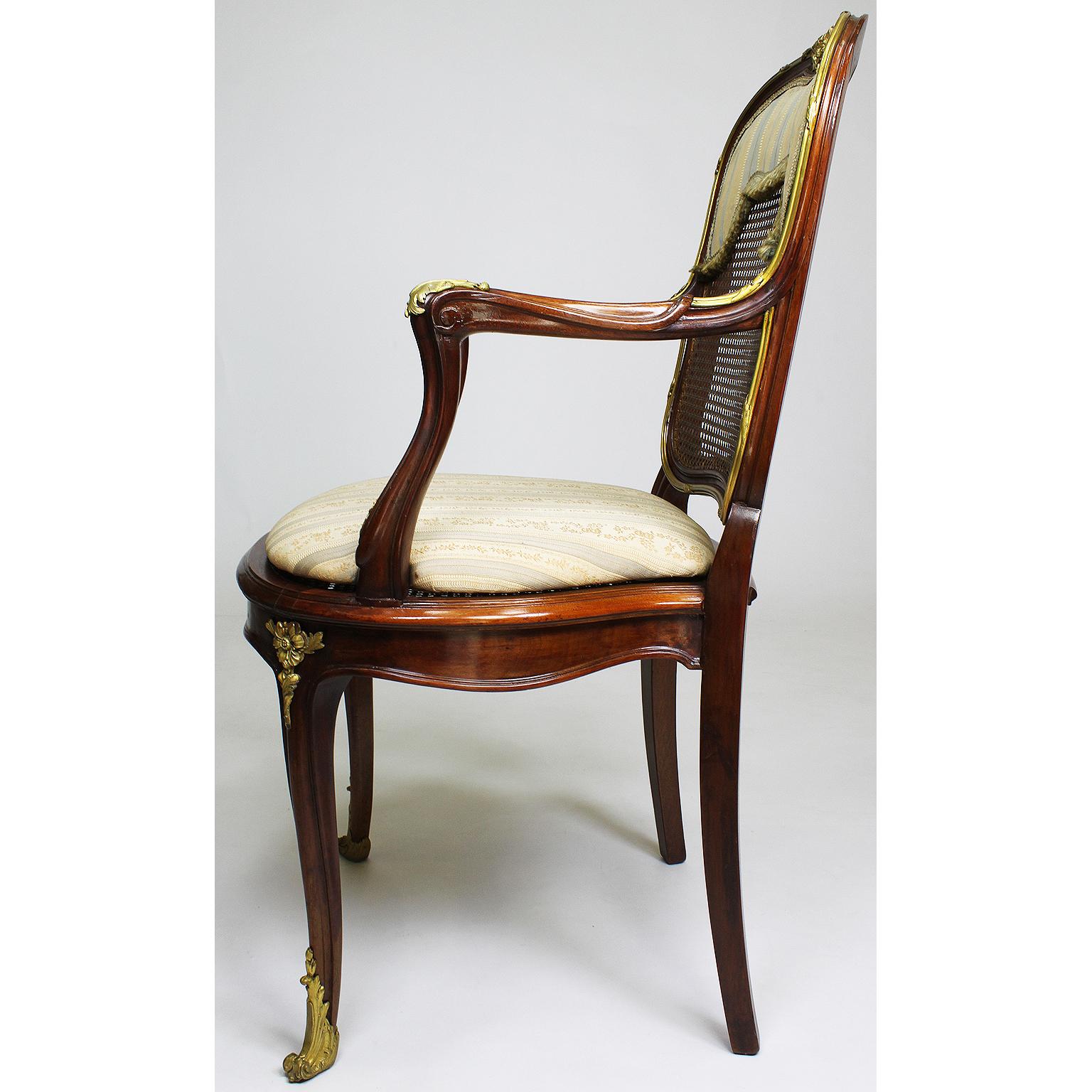 Französische Ormolu-montiert Esszimmerstühle im Stil von Louis XV aus der Belle Époque im Angebot 4