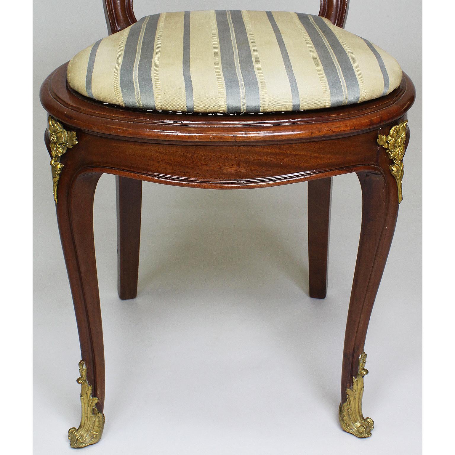Französische Ormolu-montiert Esszimmerstühle im Stil von Louis XV aus der Belle Époque im Angebot 9