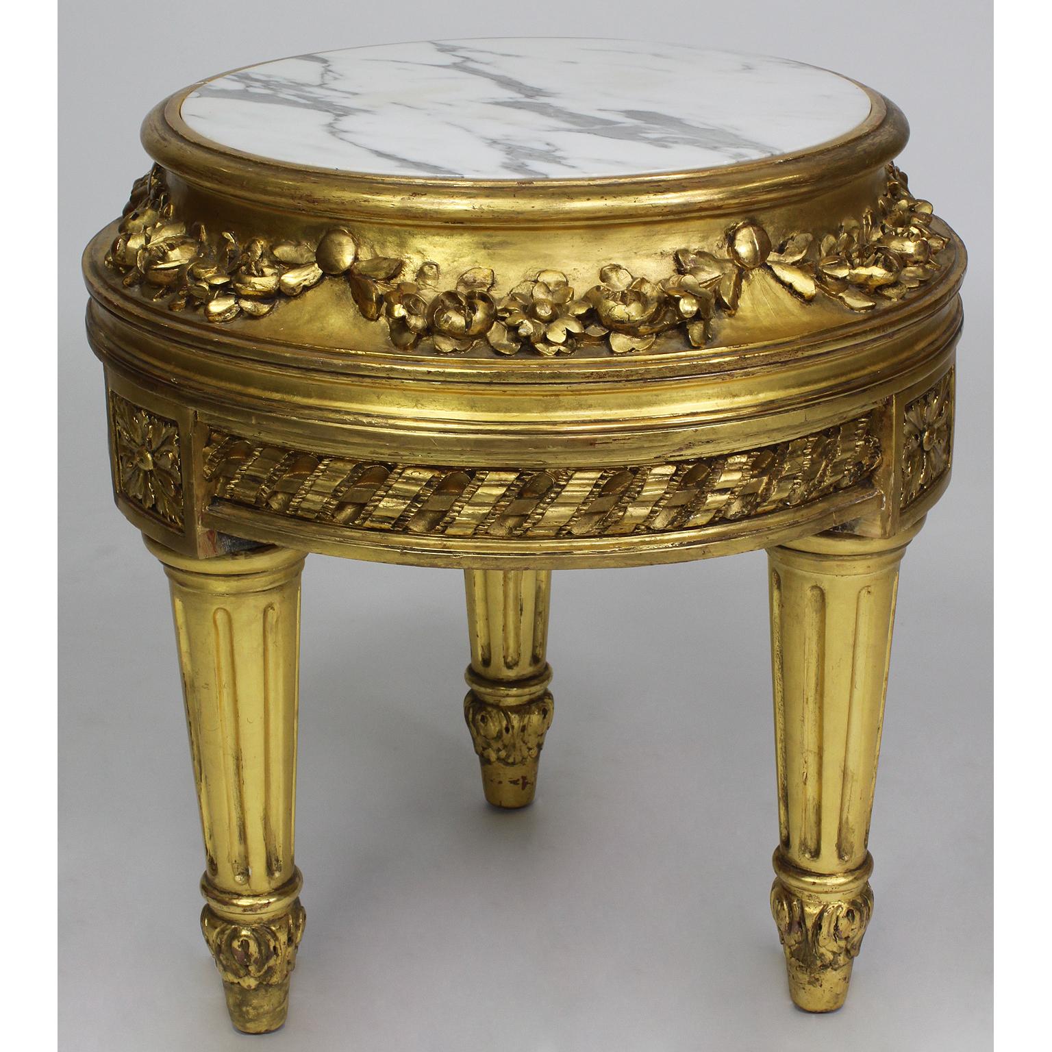 Piedistallo intagliato in legno dorato in stile Belle Époque Louis XVI con piano in marmo In condizioni buone in vendita a Los Angeles, CA