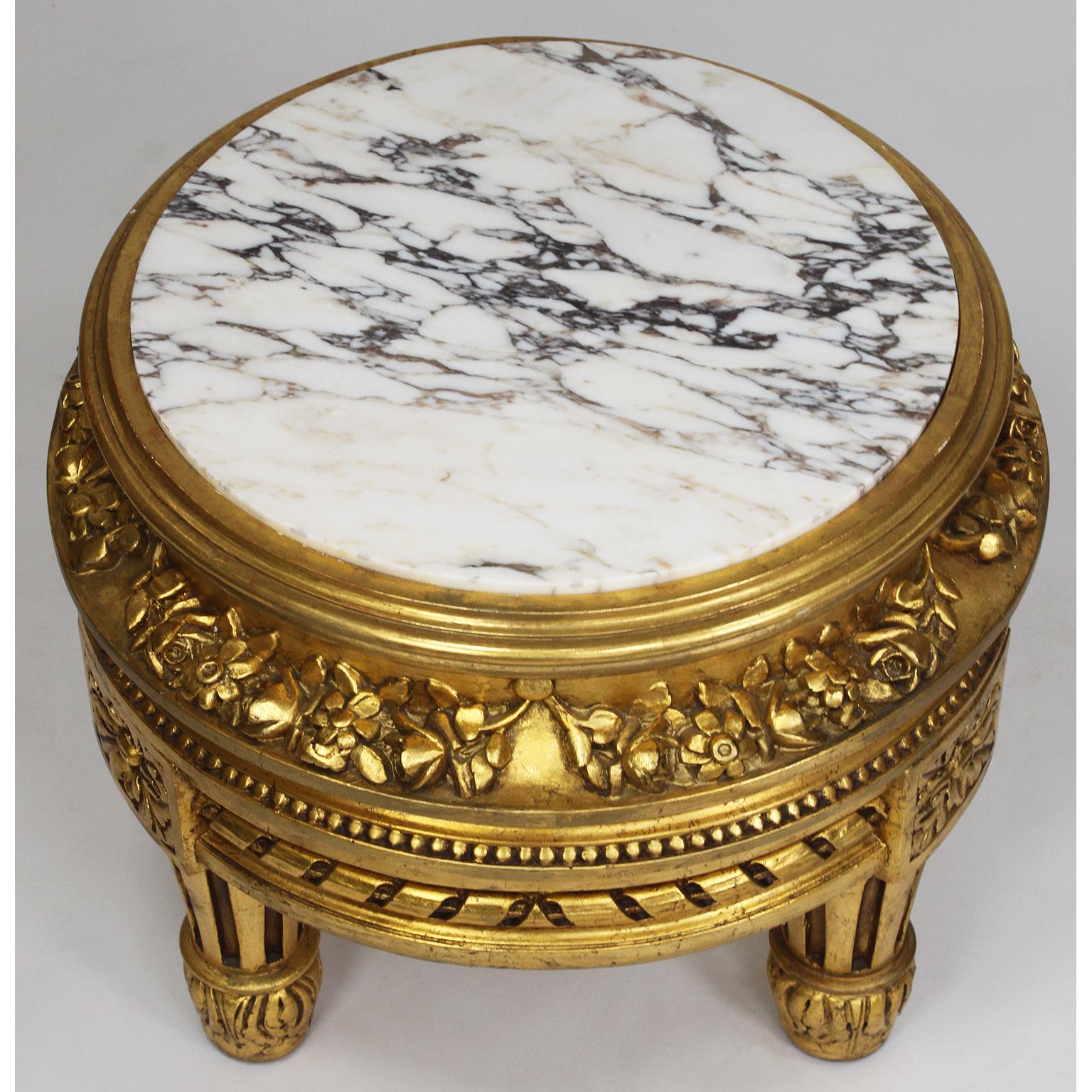 Piedistallo intagliato in legno dorato in stile Belle Époque Louis XVI con piano in marmo In condizioni buone in vendita a Los Angeles, CA