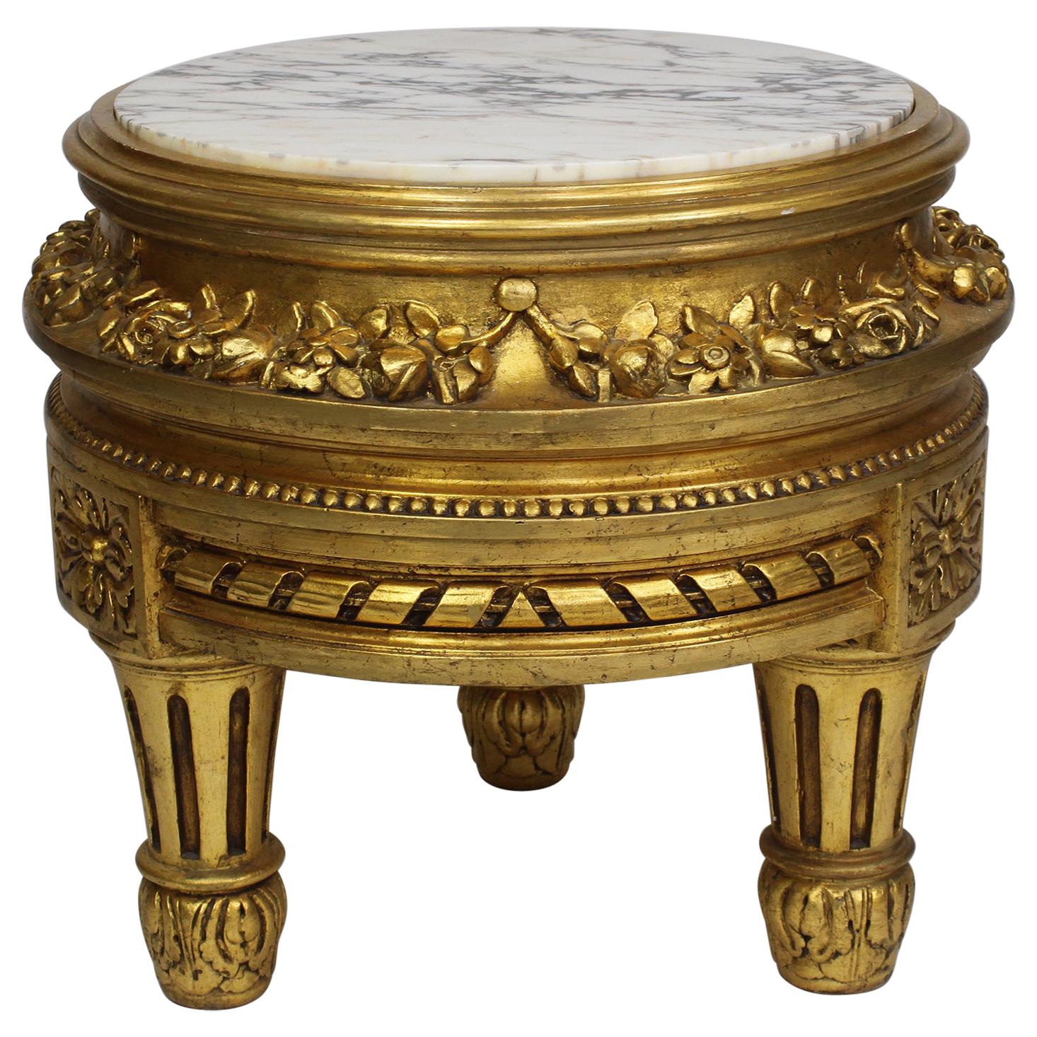 Pedestal de madera dorada tallada estilo Luis XVI de la Belle Époque con tapa de mármol