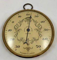 Thermomètre à gradation Celsius en laiton et verre convexe à suspendre de la Belle Époque française de Nantes