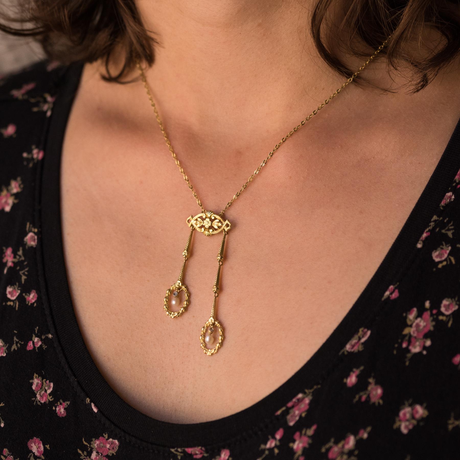 Necklace in 18 karats yellow gold, eagle's head hallmark.
Absolutely delightful, this antique necklace is made up of a convolute mesh chain which retains as a tassel asymmetrically 2 motifs engraved with vegetal and floral decorations. Each ends