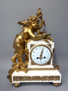 Orologio da caminetto in bronzo dorato e marmo bianco in stile Belle Époque francese, raffigurante Cupido, 1880 circa