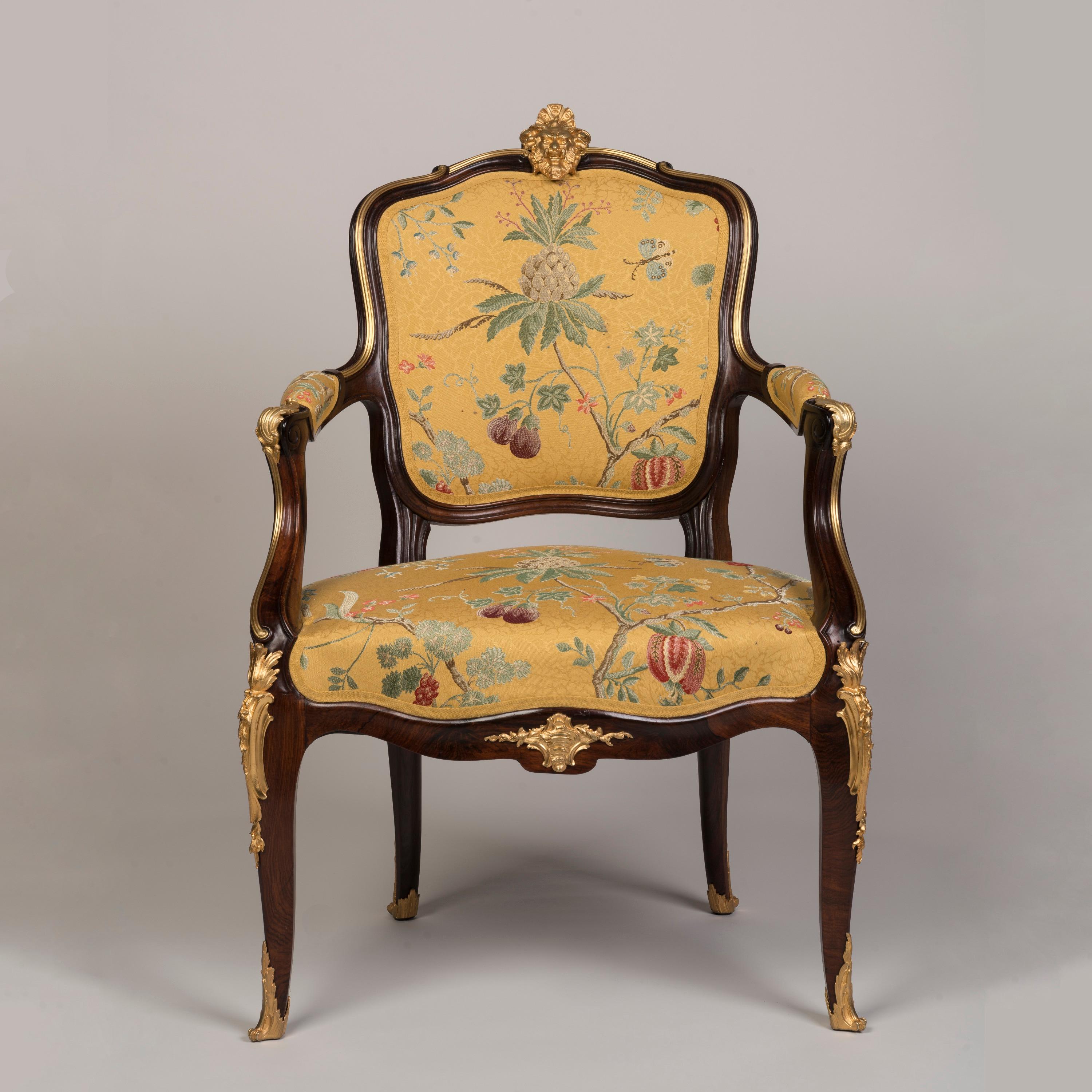 Un raro Fauteuil de Bureau
In stile Luigi XV
Di François Linke

Poltrona dalle proporzioni ben disegnate, costruita in cuore viola e ornata da raffinate montature in bronzo dorato a fuoco e cesellato a mano, con lo schienale sagomato imbottito e