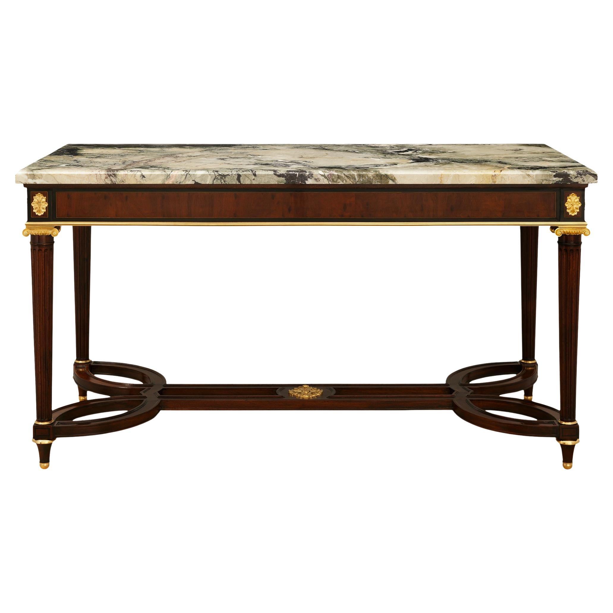 French Belle Epoque Periode Mahagoni, Obstholz, Marmor und Ormolu Mitteltisch im Angebot