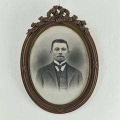 Photographie de portrait française de la Belle Époque dans un cadre ovale sculpté, 1900