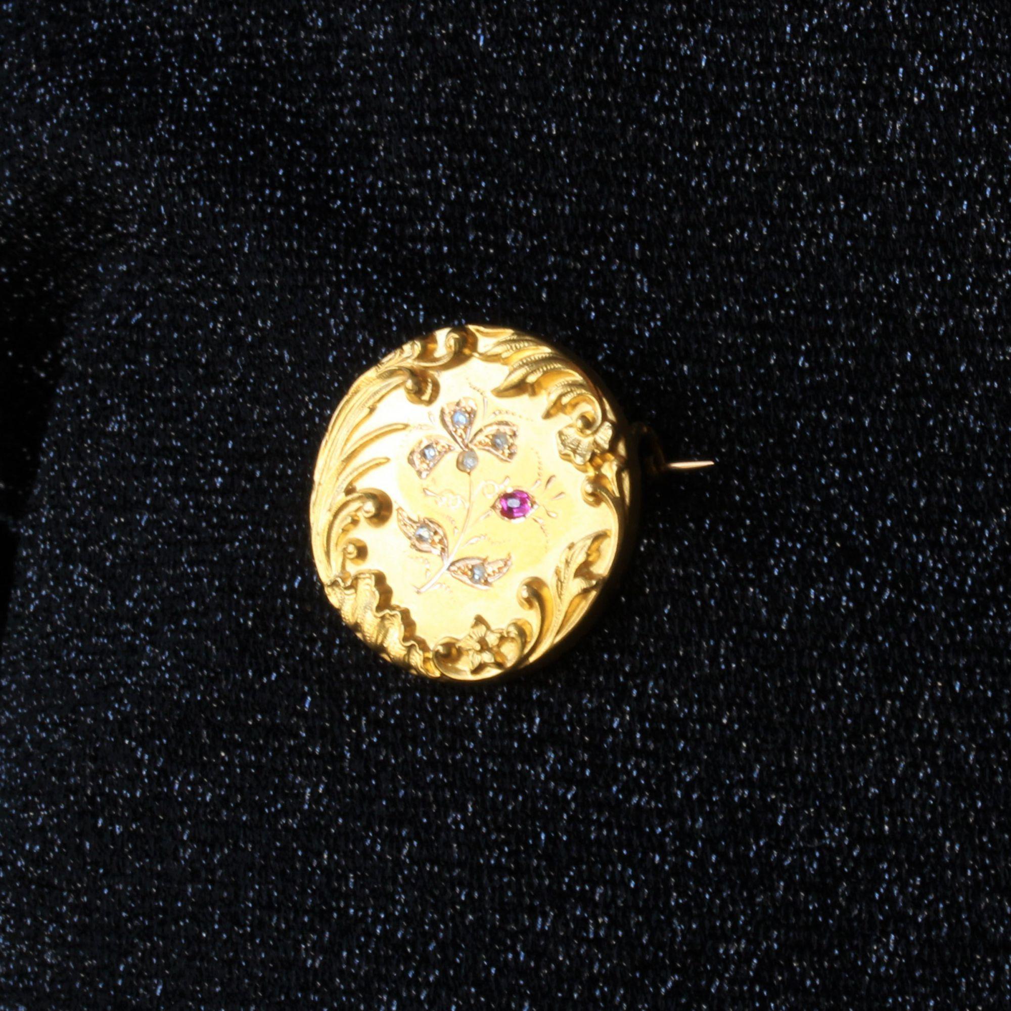 Women's French Belle Epoque Ruby Diamond Floral Pattern 18 Karat Yellow Gold Brooch For Sale