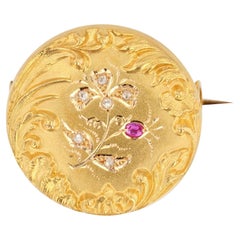 Broche de oro amarillo de 18 quilates con motivo floral de rubíes y diamantes de la French Belle Epoque