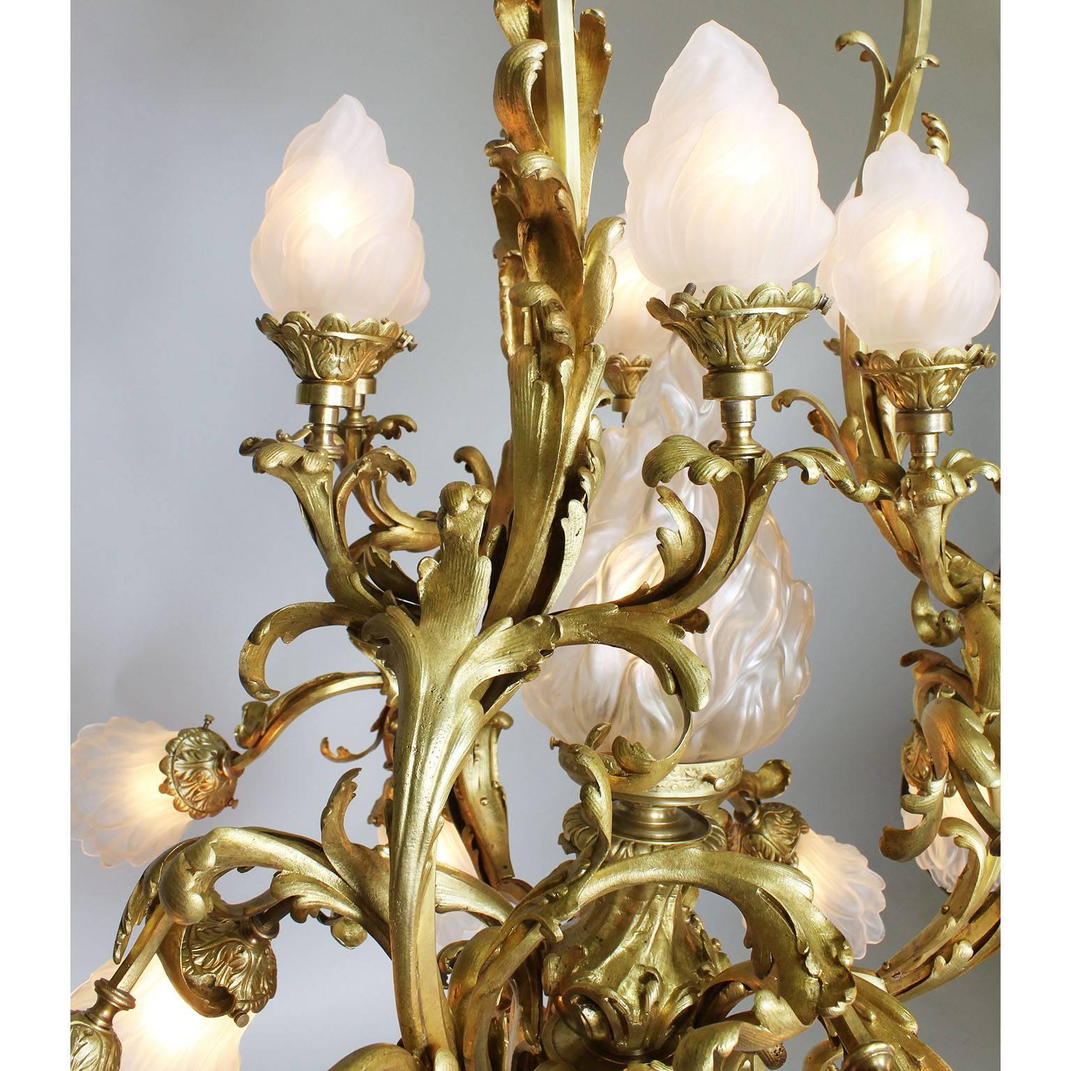 Französischer Kronleuchter aus vergoldeter Bronze und mattierten Glasschirmen im Rokoko-Stil der Belle Époque (Frühes 20. Jahrhundert) im Angebot