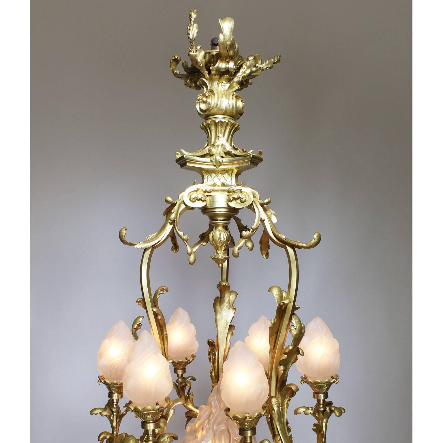 Französischer Kronleuchter aus vergoldeter Bronze und mattierten Glasschirmen im Rokoko-Stil der Belle Époque im Angebot 2