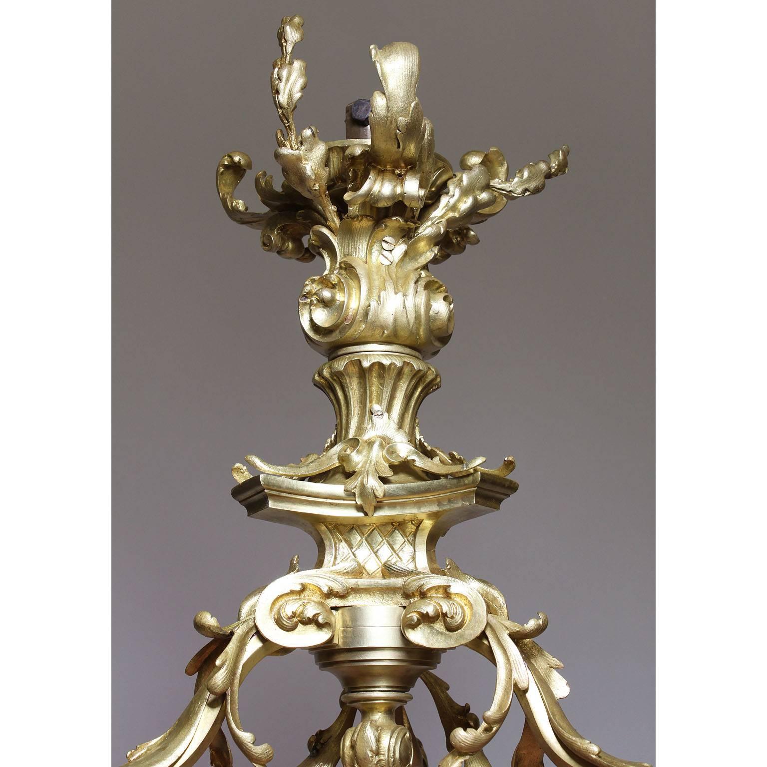 Französischer Kronleuchter aus vergoldeter Bronze und mattierten Glasschirmen im Rokoko-Stil der Belle Époque im Angebot 3