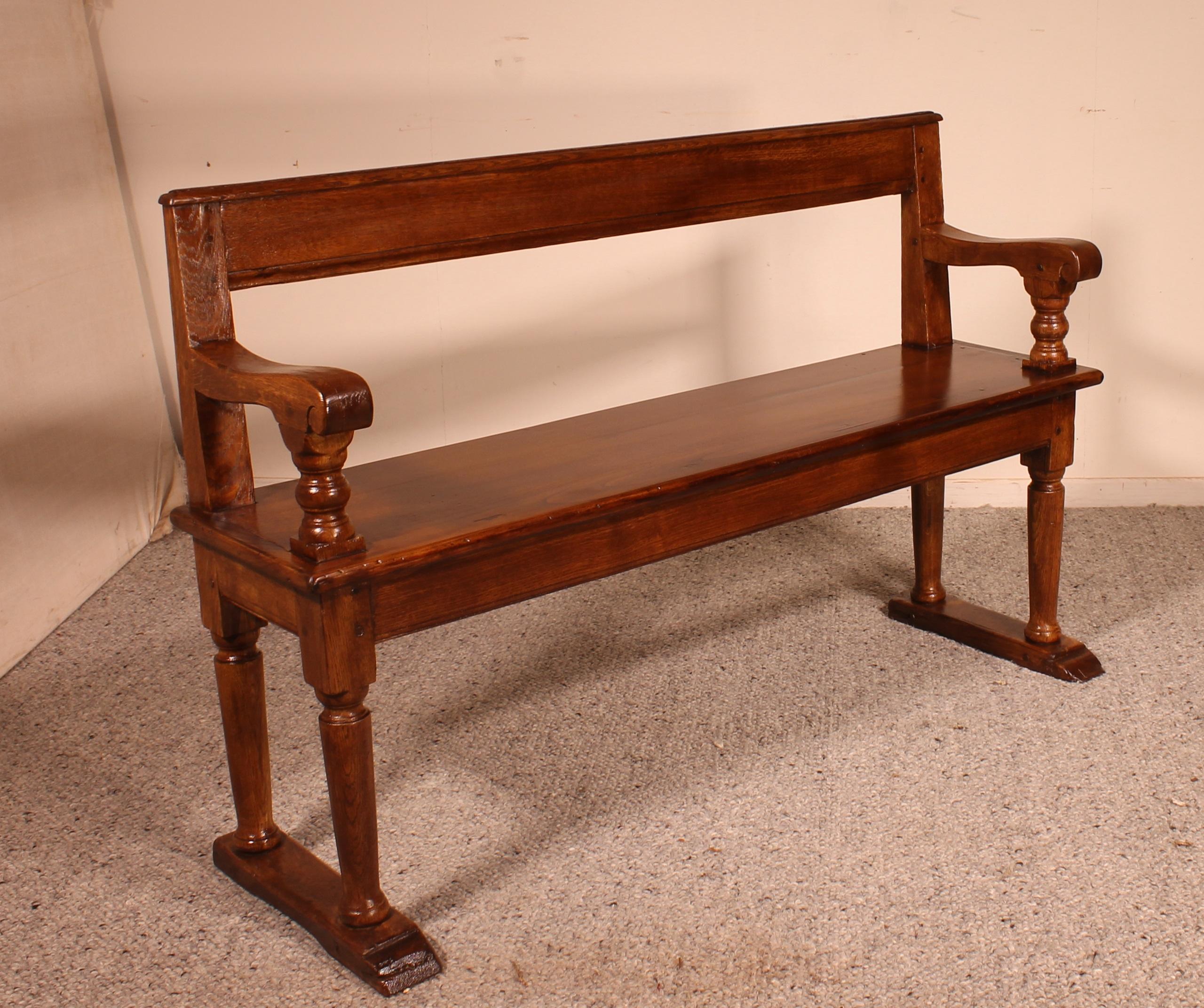 Elegant French bench from the 18th century in oak with backrest and armrest
The base and backrest are in oak and the seat is in cherrywood
Elegant turning
Superb patina and in perfect condition


Delivery in Belgium, France and abroad