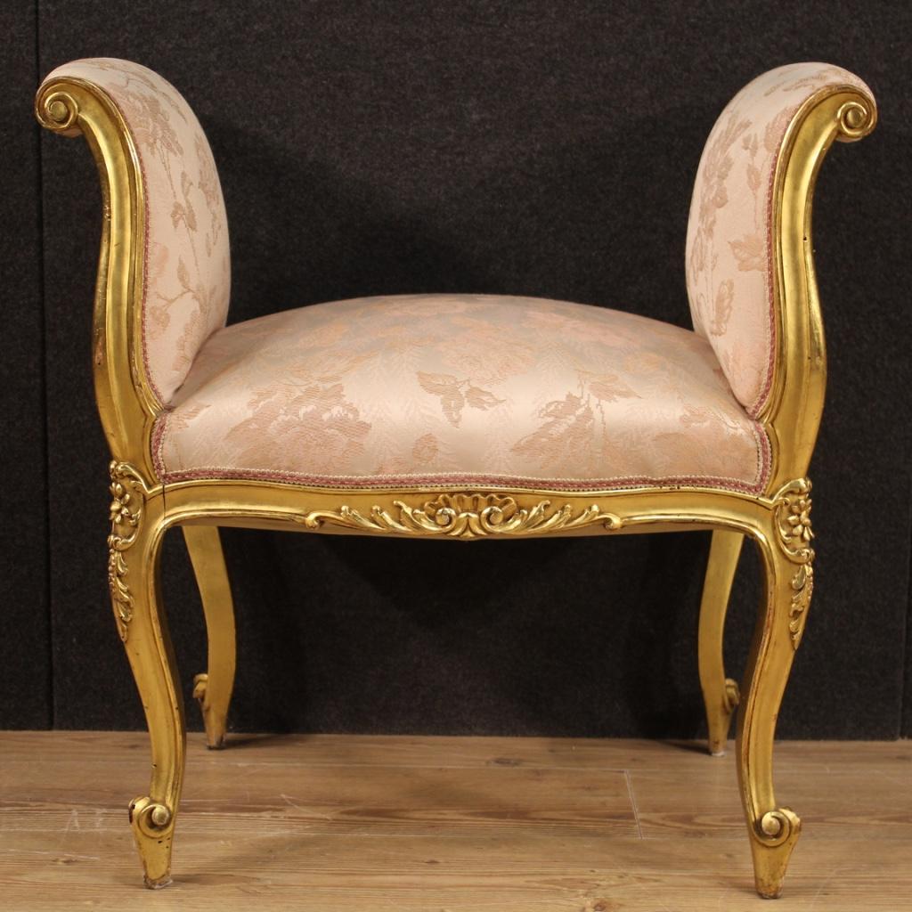 French bench of the 20th century. Furniture in carved wood gold with beautiful lines and pleasant furnishings. Bedroom or living room chair upholstered in fabric with floral decorations with some small signs of wear (see photo). Bench for