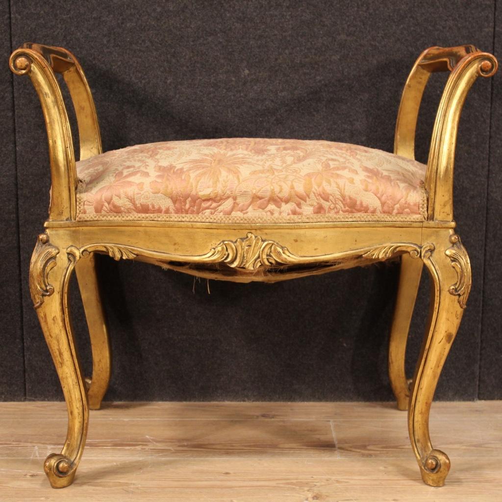 French bench of the 20th century. Furniture in carved and gilded wood of beautiful lines and pleasant furnishings. Bench covered in fabric with various signs of wear (see picture) of good comfort with a seat height of 52 cm. Furniture with armrests,
