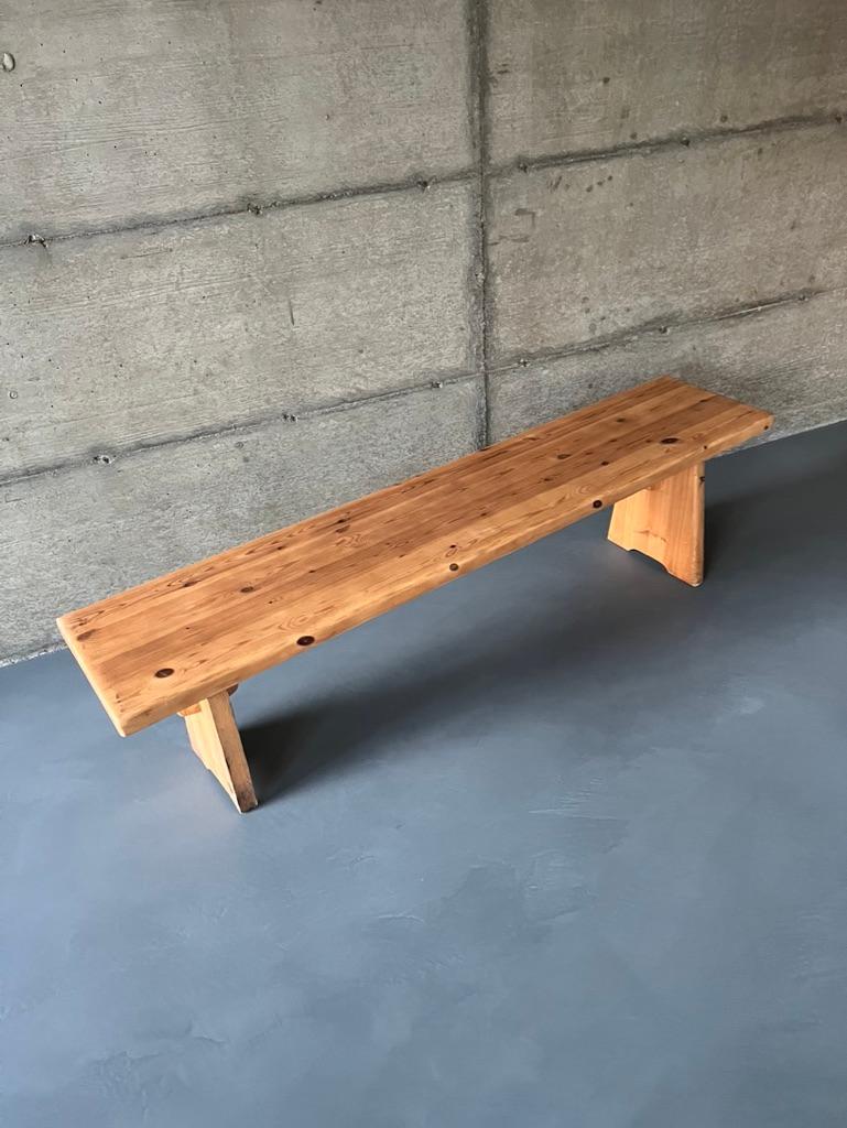 French Bench in Pine, Perriand Spirit, 1970's In Good Condition For Sale In LYON, FR